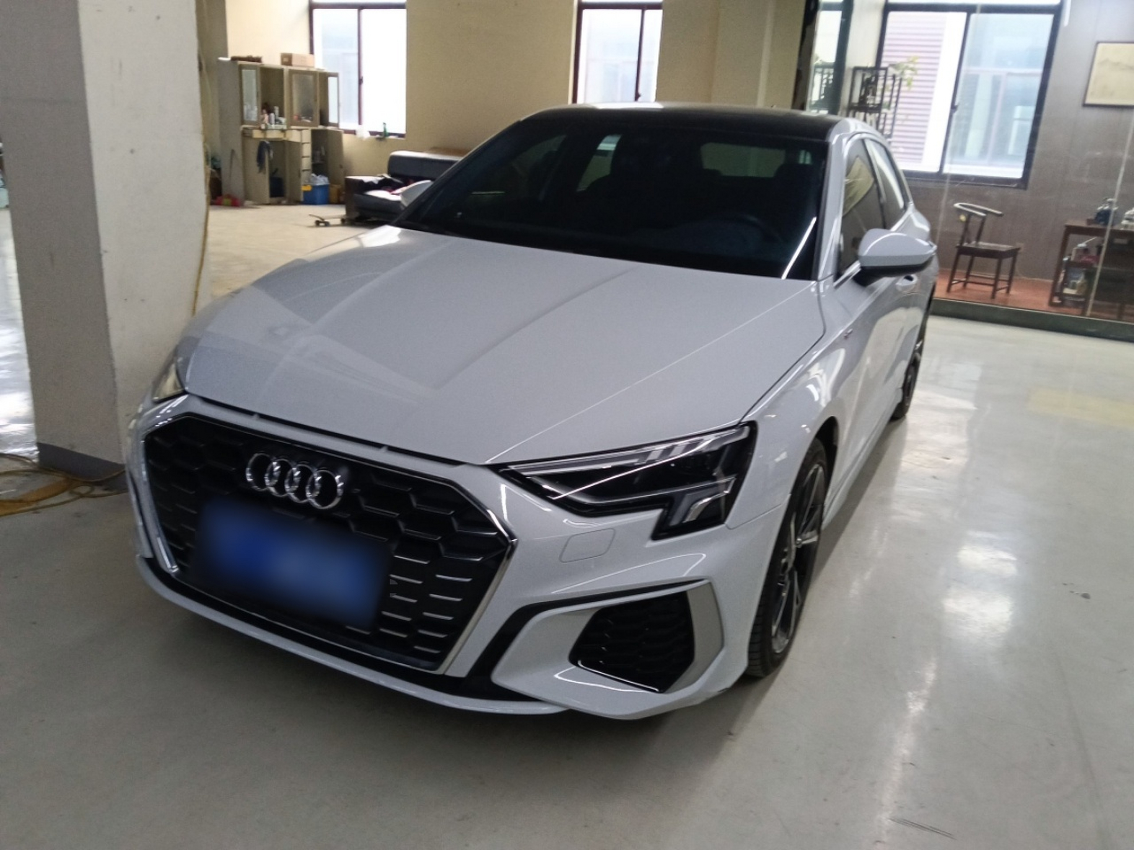 تحت مقدمة السيارة