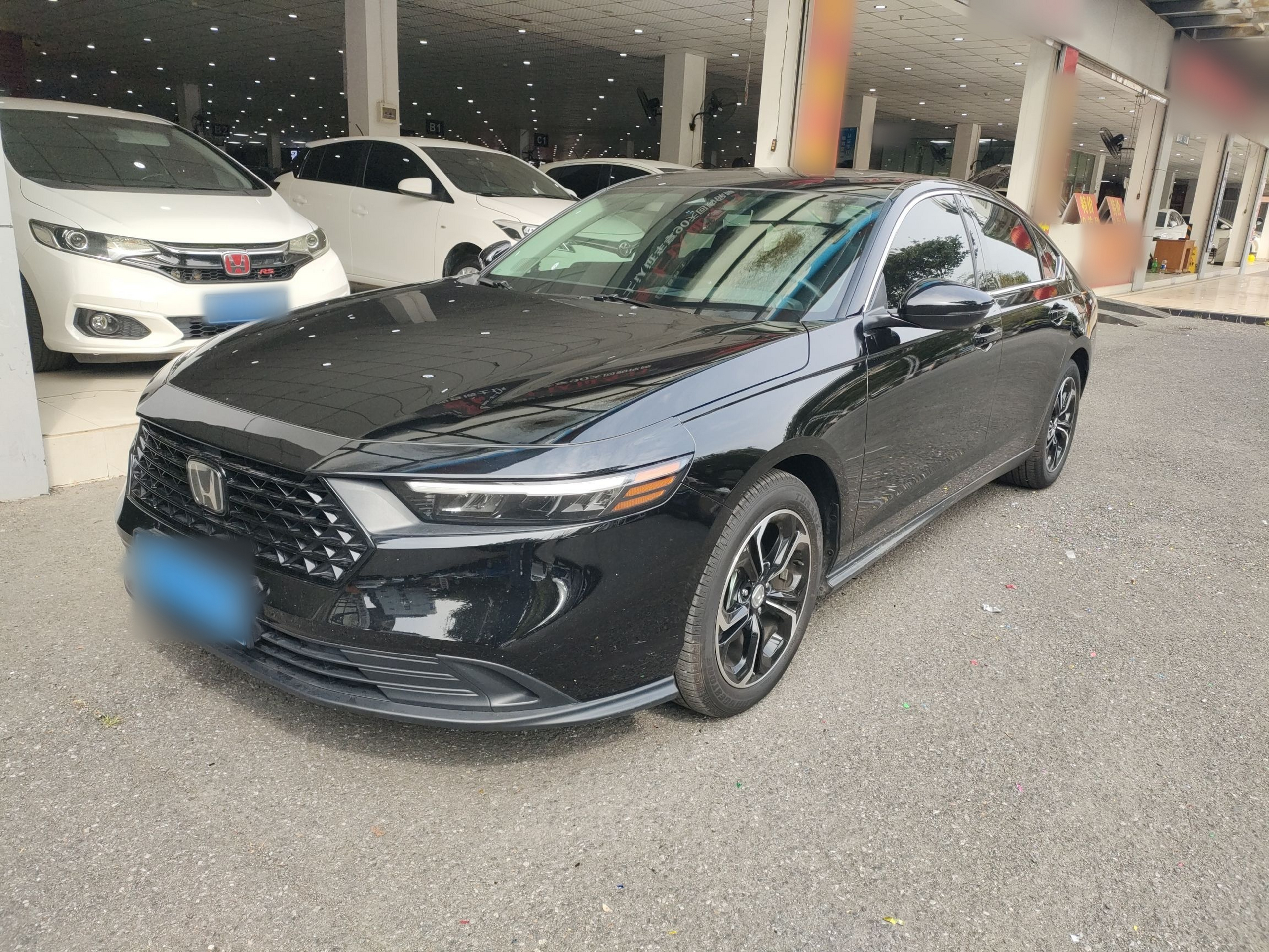 تحت مقدمة السيارة