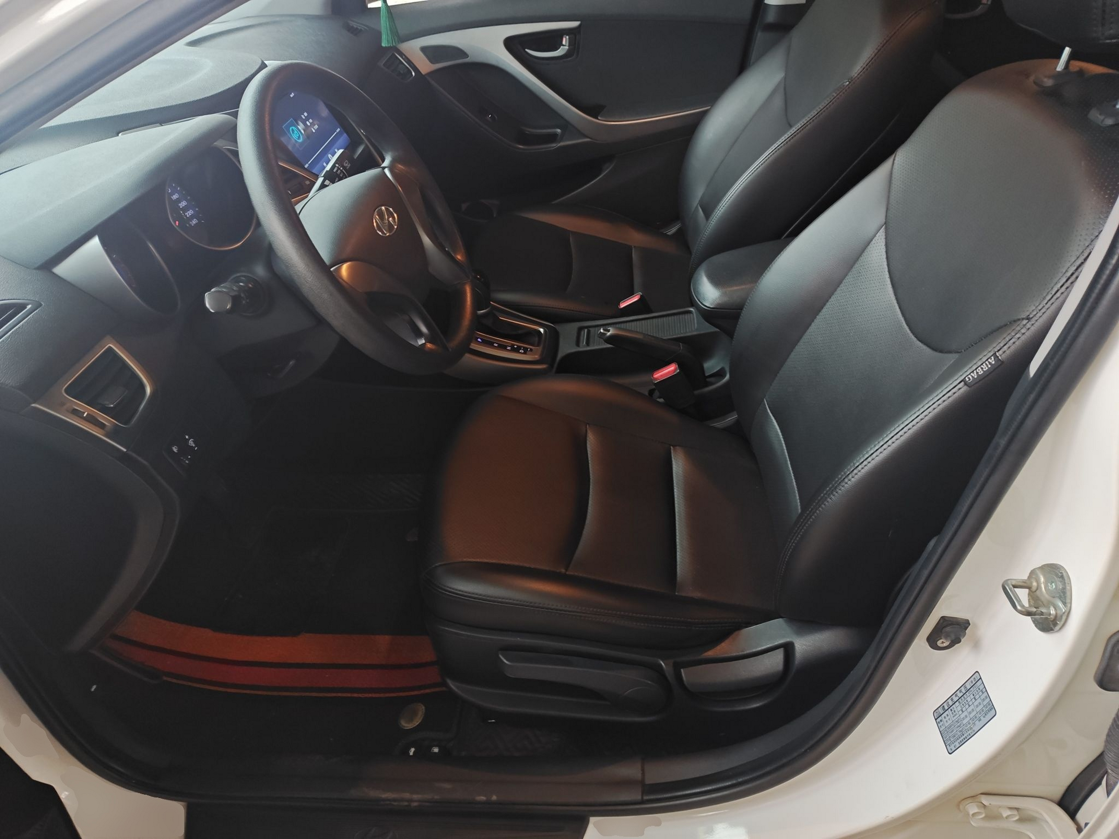 Переднее сиденье в автомобиле