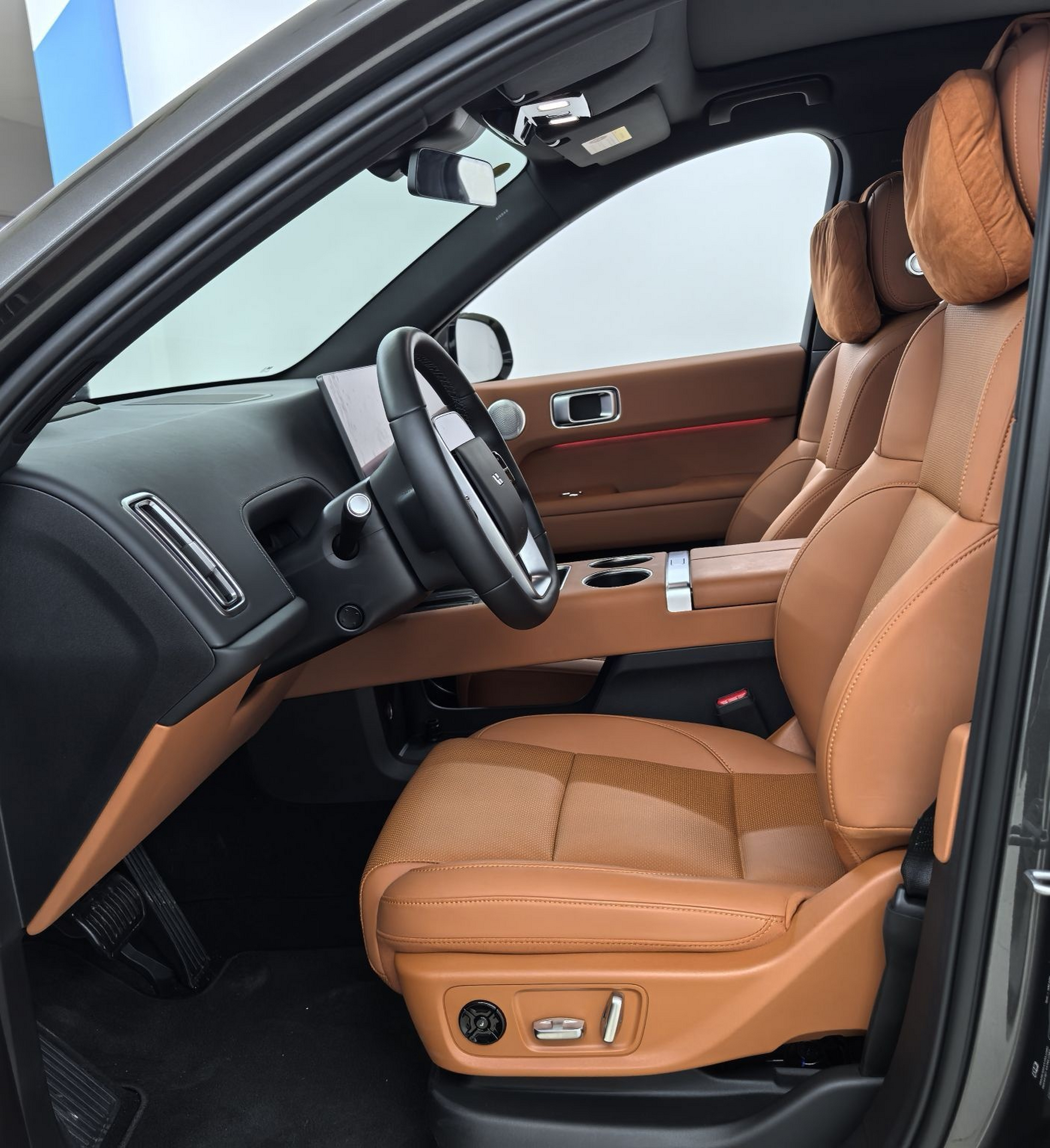 المقاعد الأمامية داخل السيارة