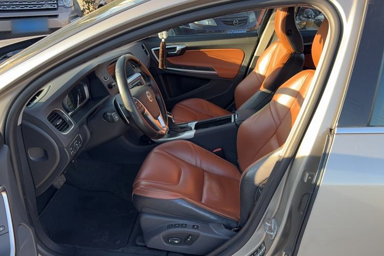 Used Volvo V60 2014 Restyled T5 Zhiya Edition
