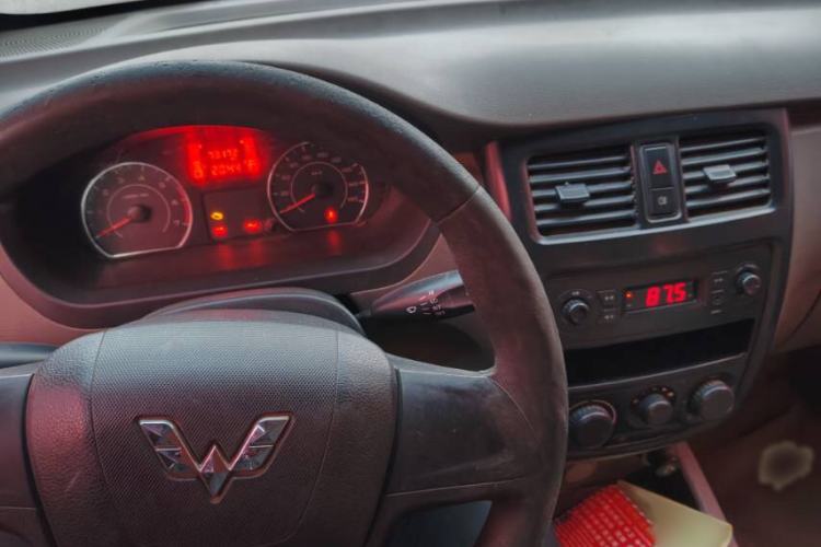 Used Wuling Rongguang V 2016 1.5L Practical Version Non-Power-Assisted
