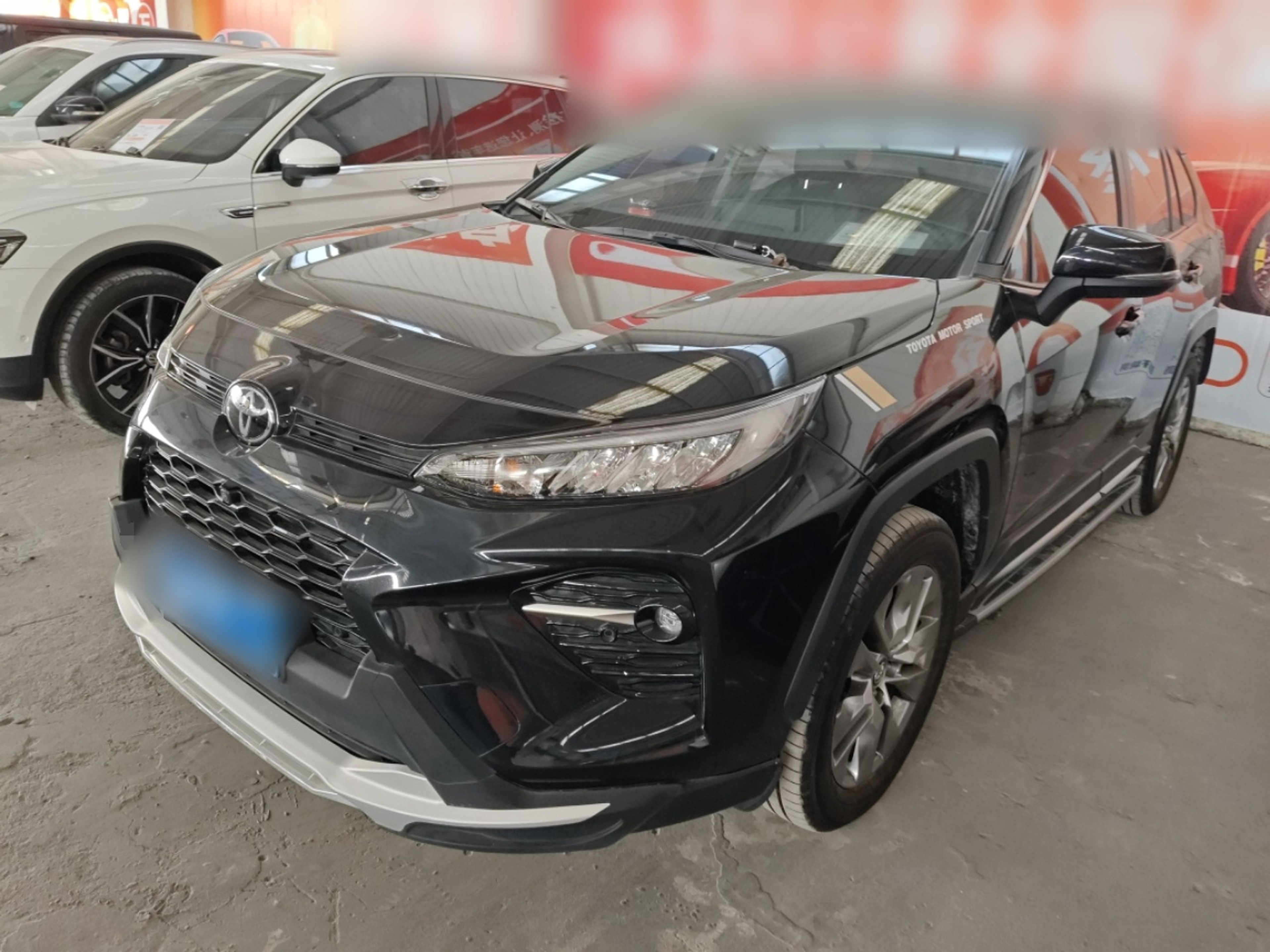 Под передней частью автомобиля