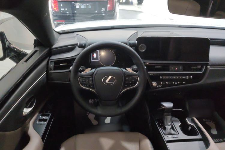 Used Lexus ES 2023 200 Excellence Edition
