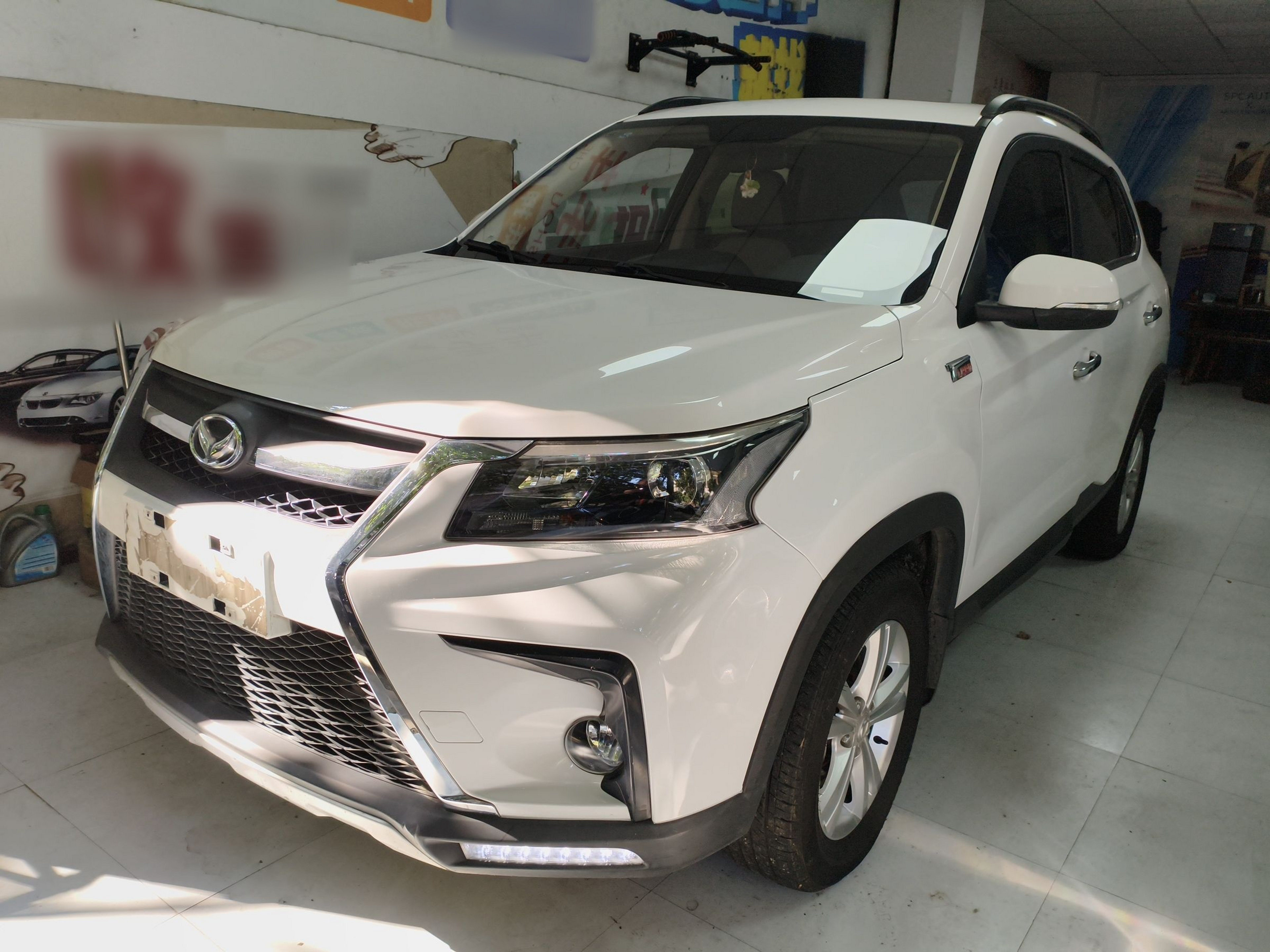 تحت مقدمة السيارة