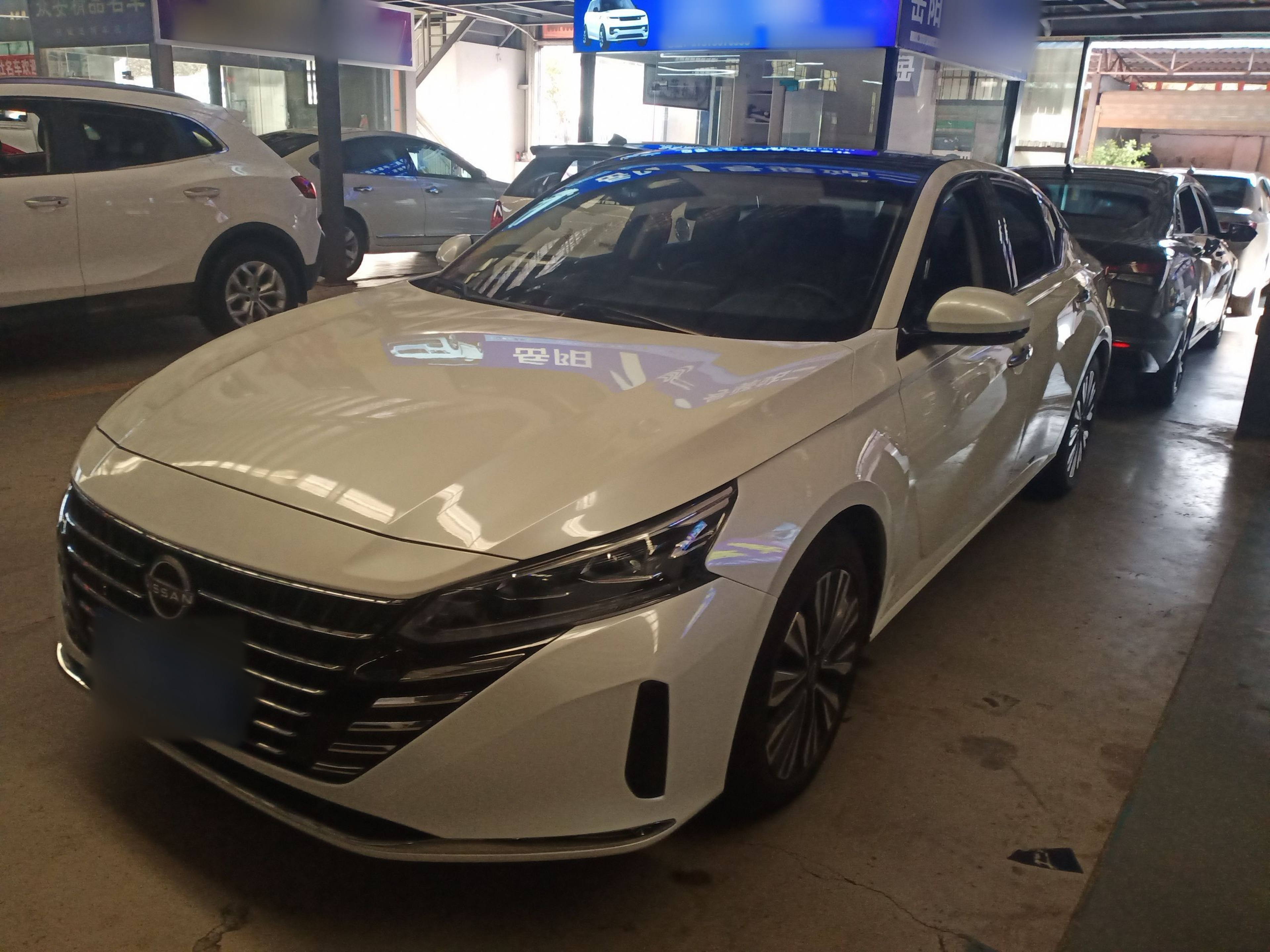 Под передней частью автомобиля