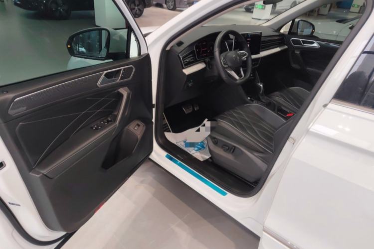 Used Volkswagen Tiguan L 2024 Outstanding Model 330TSI Automatic Two-Wheel Drive R-Line Dragon Glory Edition
