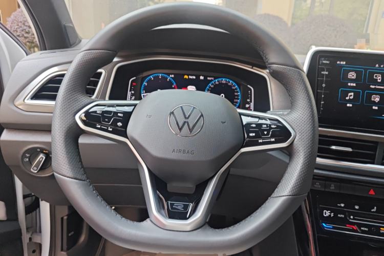 Used Volkswagen T-ROC 2024 300TSI DSG Two-Wheel-Drive Chen Guang Edition
