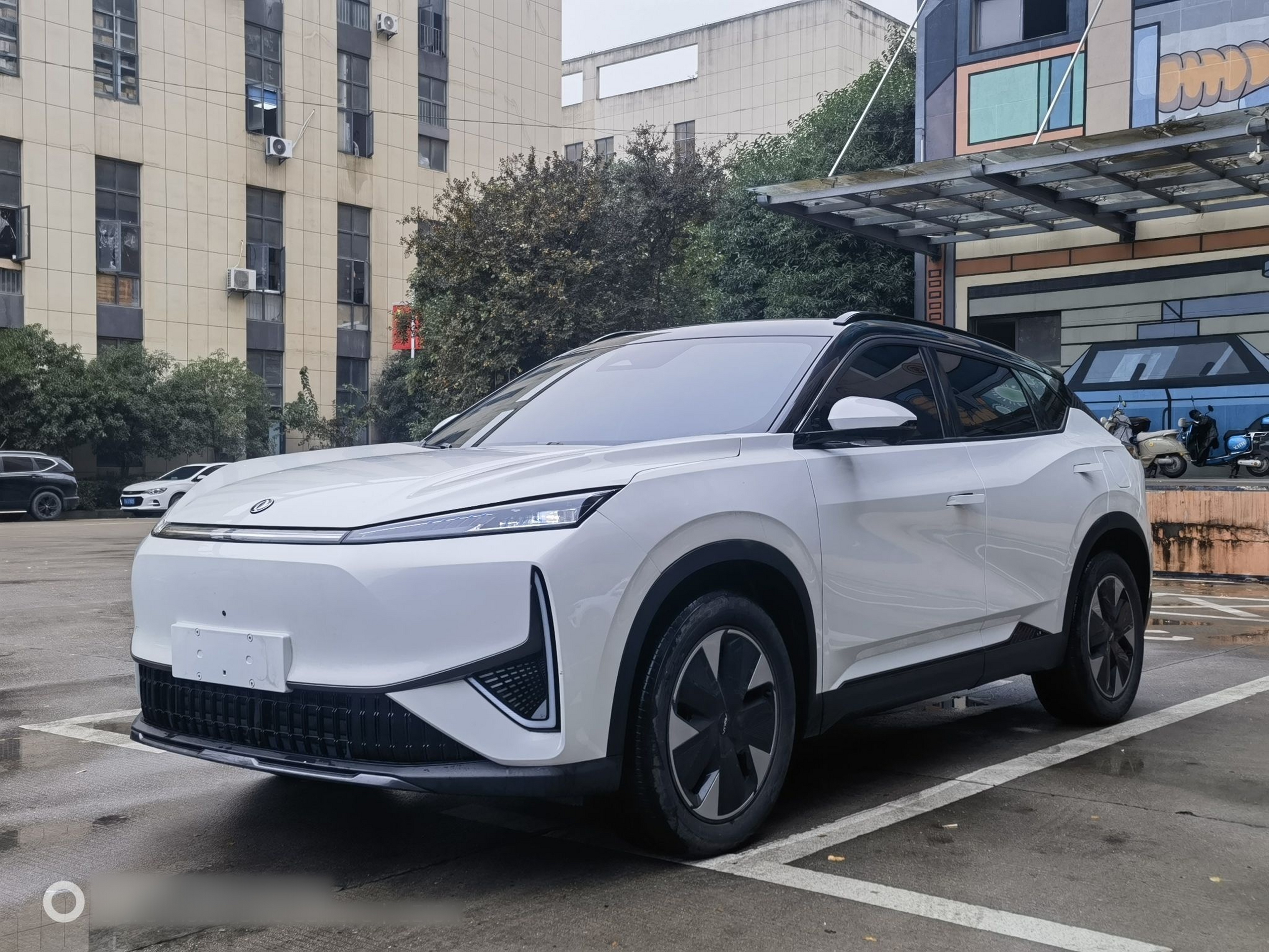 Под передней частью автомобиля