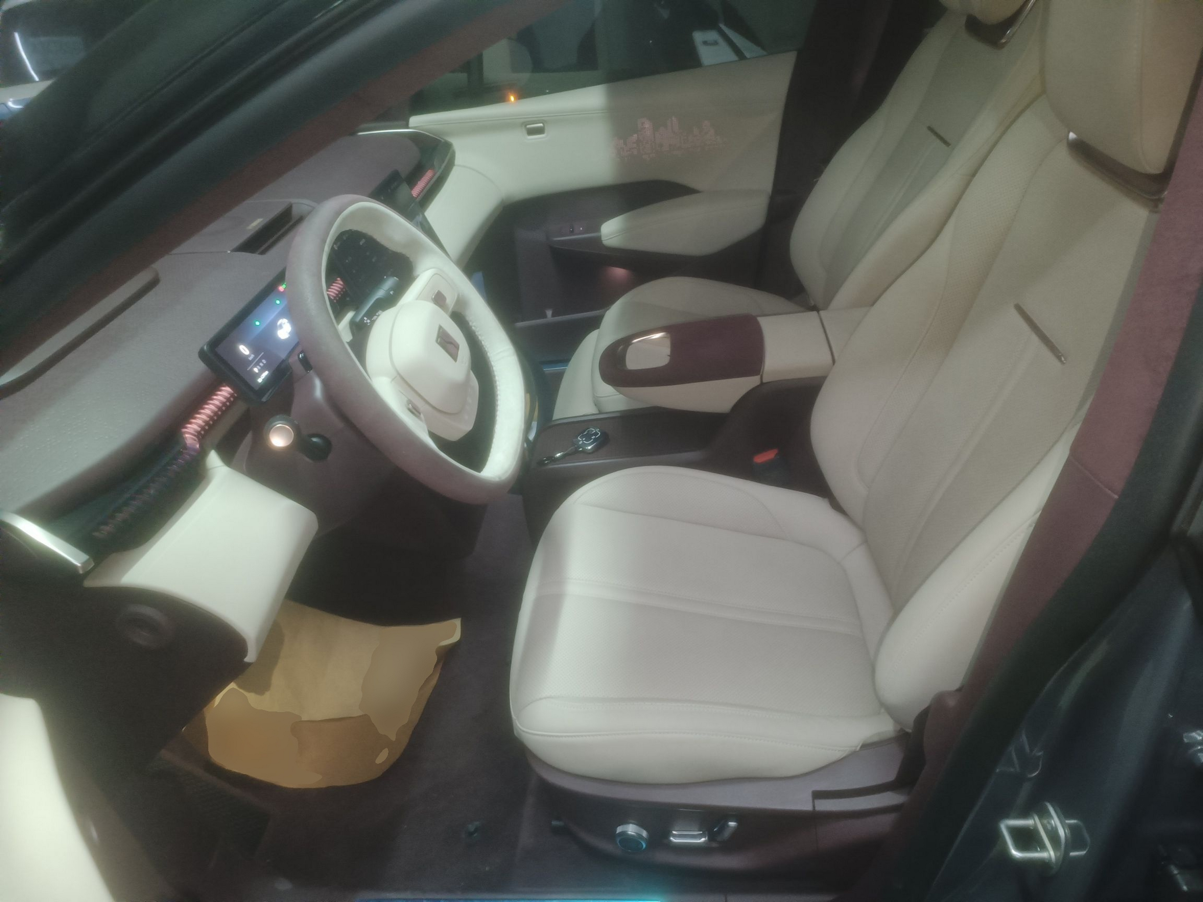 المقاعد الأمامية داخل السيارة