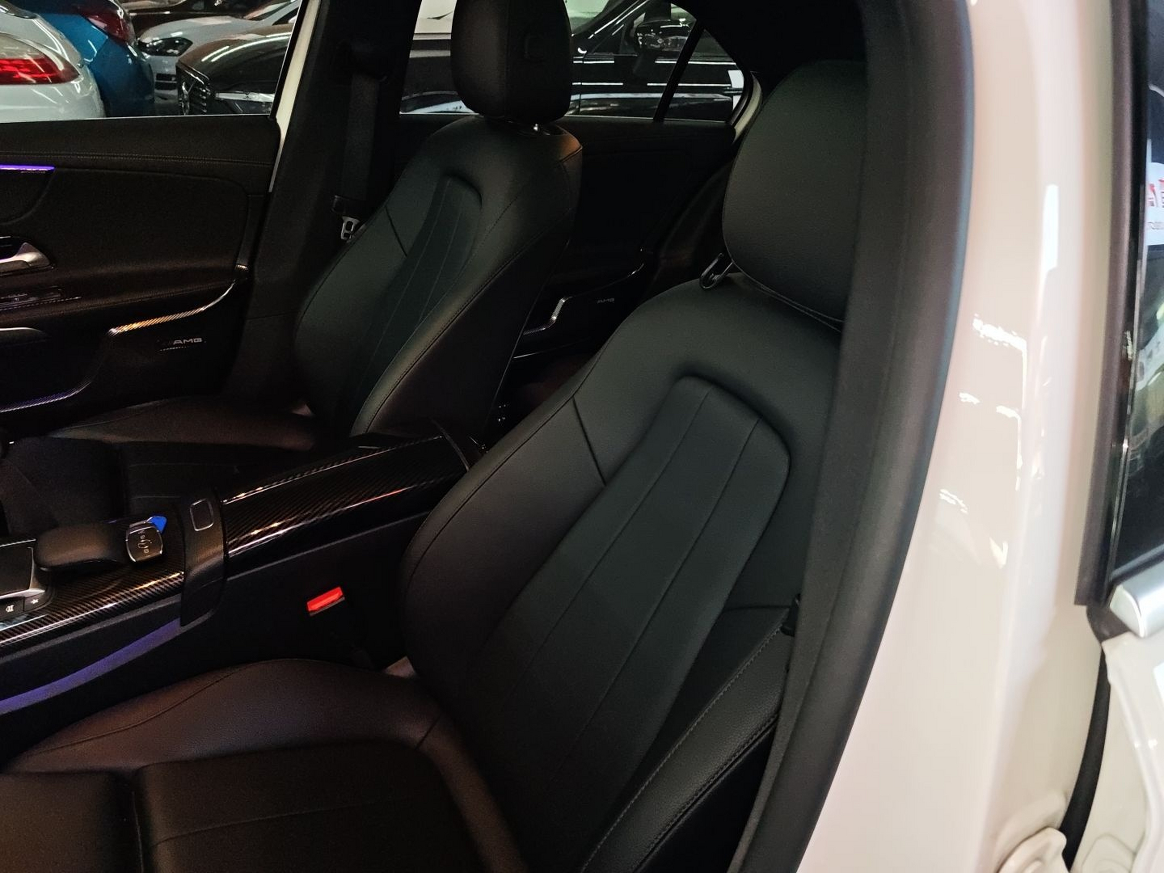 المقاعد الأمامية داخل السيارة