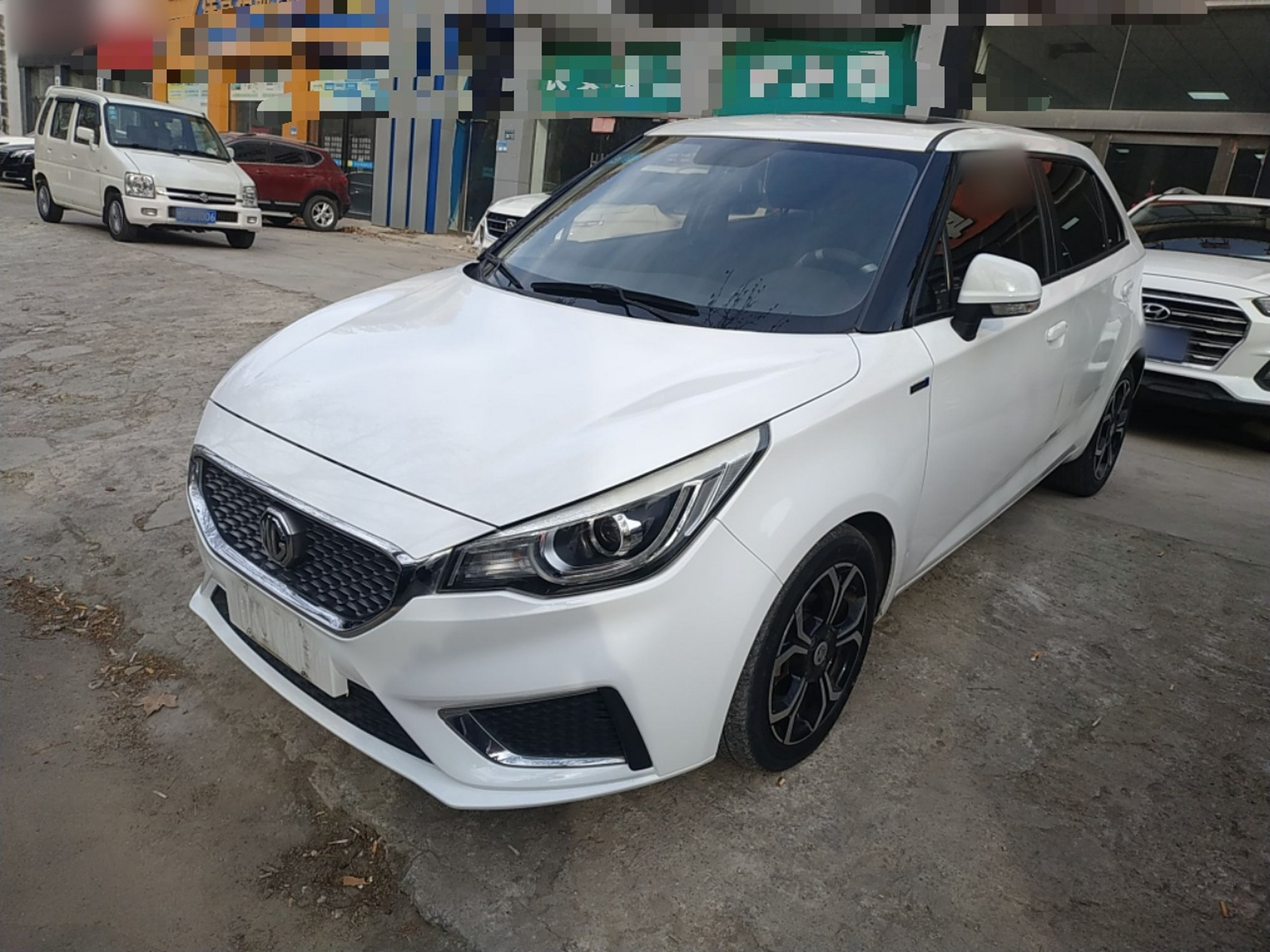 تحت مقدمة السيارة