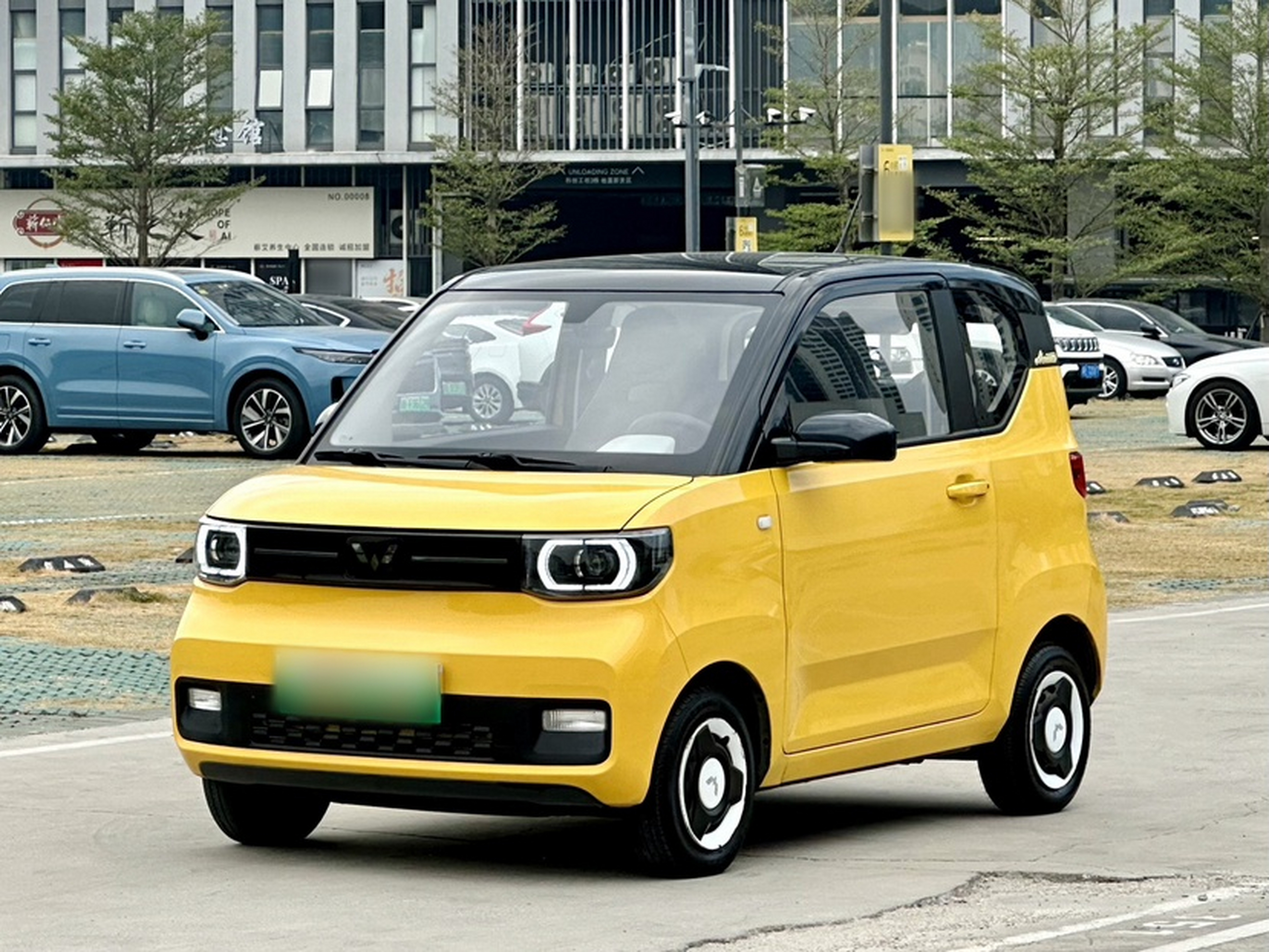 Под передней частью автомобиля