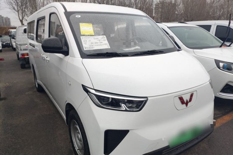 Used Wuling Yangguang 2024 300KM Comfort Version Passenger Van 75kW
