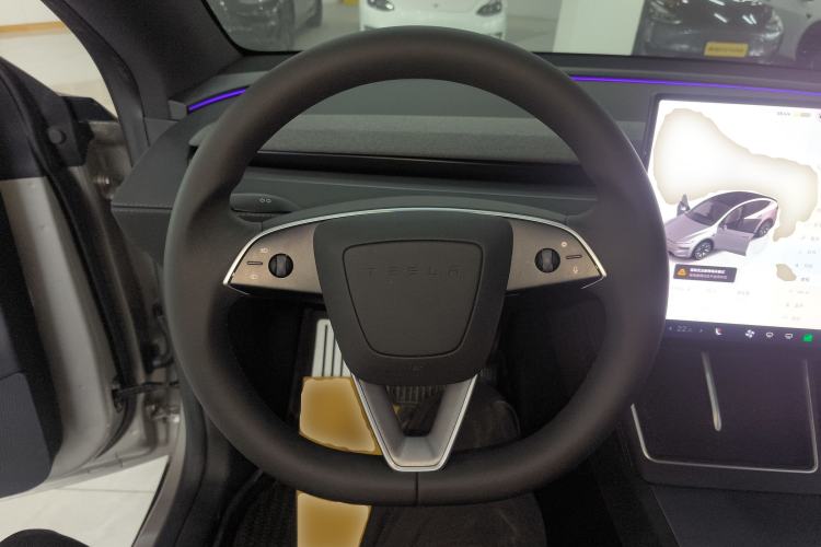 Used Tesla Model Y L 2025 Long-Range All-Wheel-Drive Version
