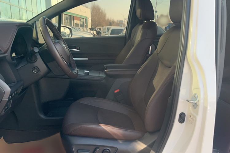 Used Toyota Sienna 2023 2.5L Hybrid Platinum Edition
