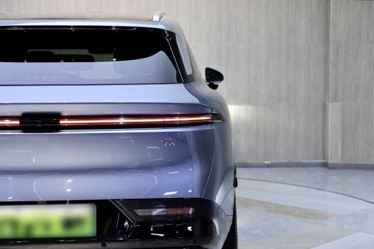 Used Zeekr 7X 2025 100 kWh Long-Range Rear-Wheel Drive with Intelligent Driving Features
