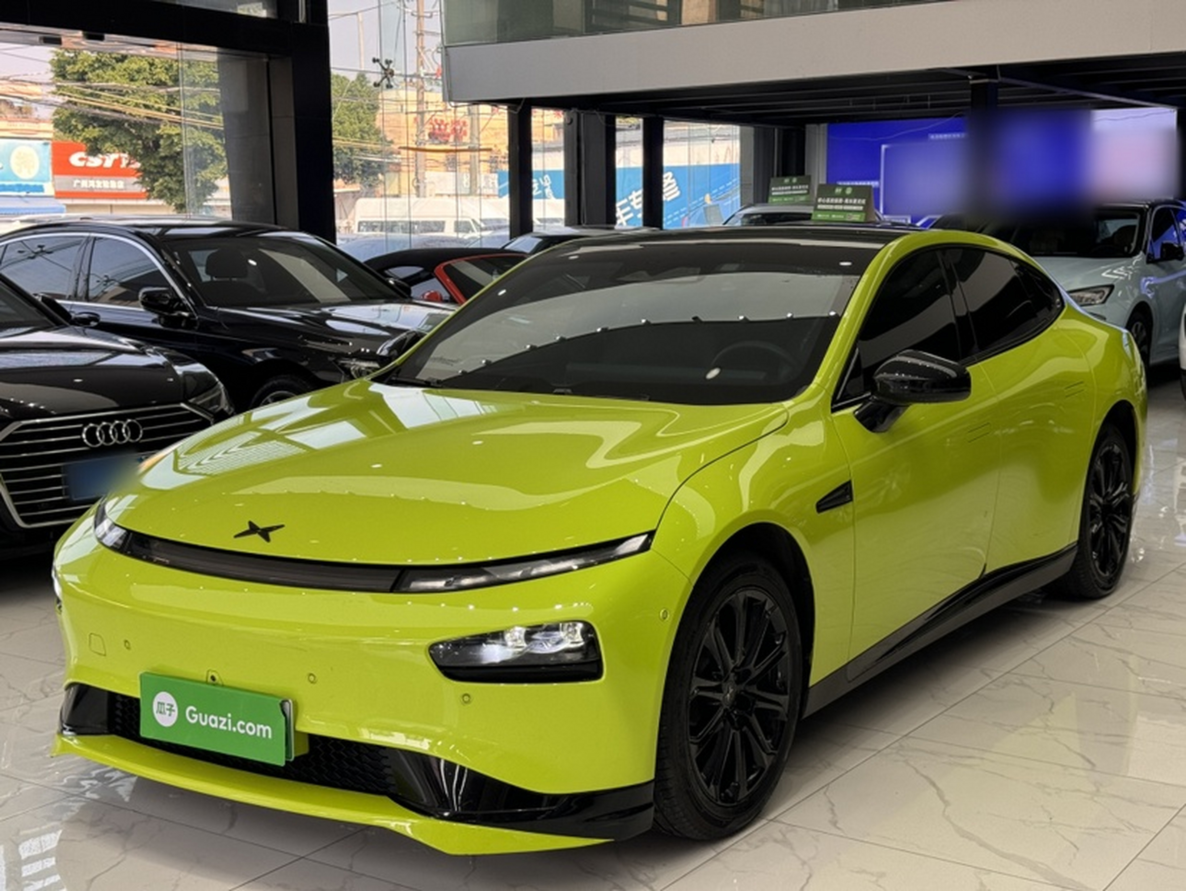 تحت مقدمة السيارة