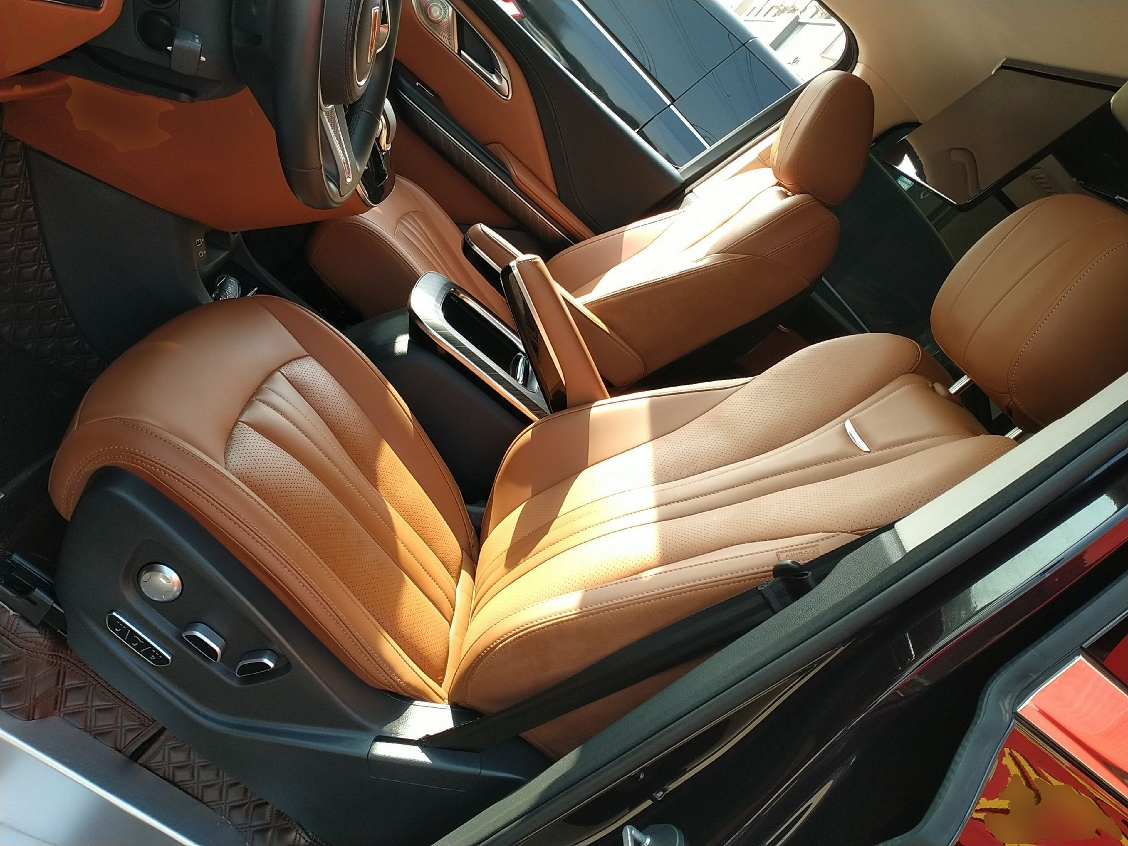 المقاعد الأمامية داخل السيارة