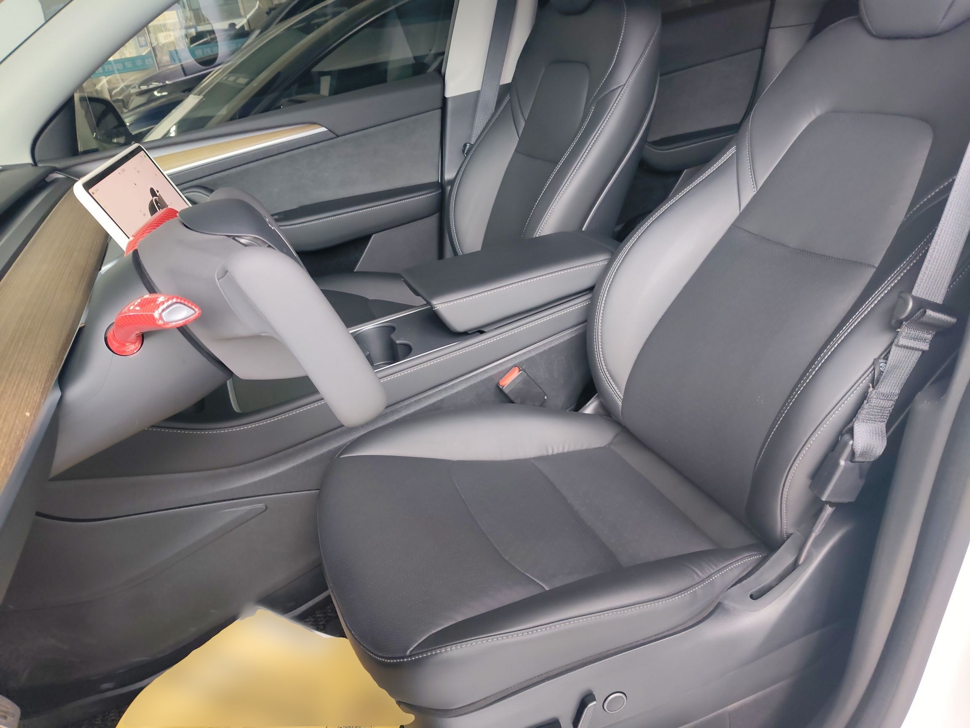 المقاعد الأمامية داخل السيارة