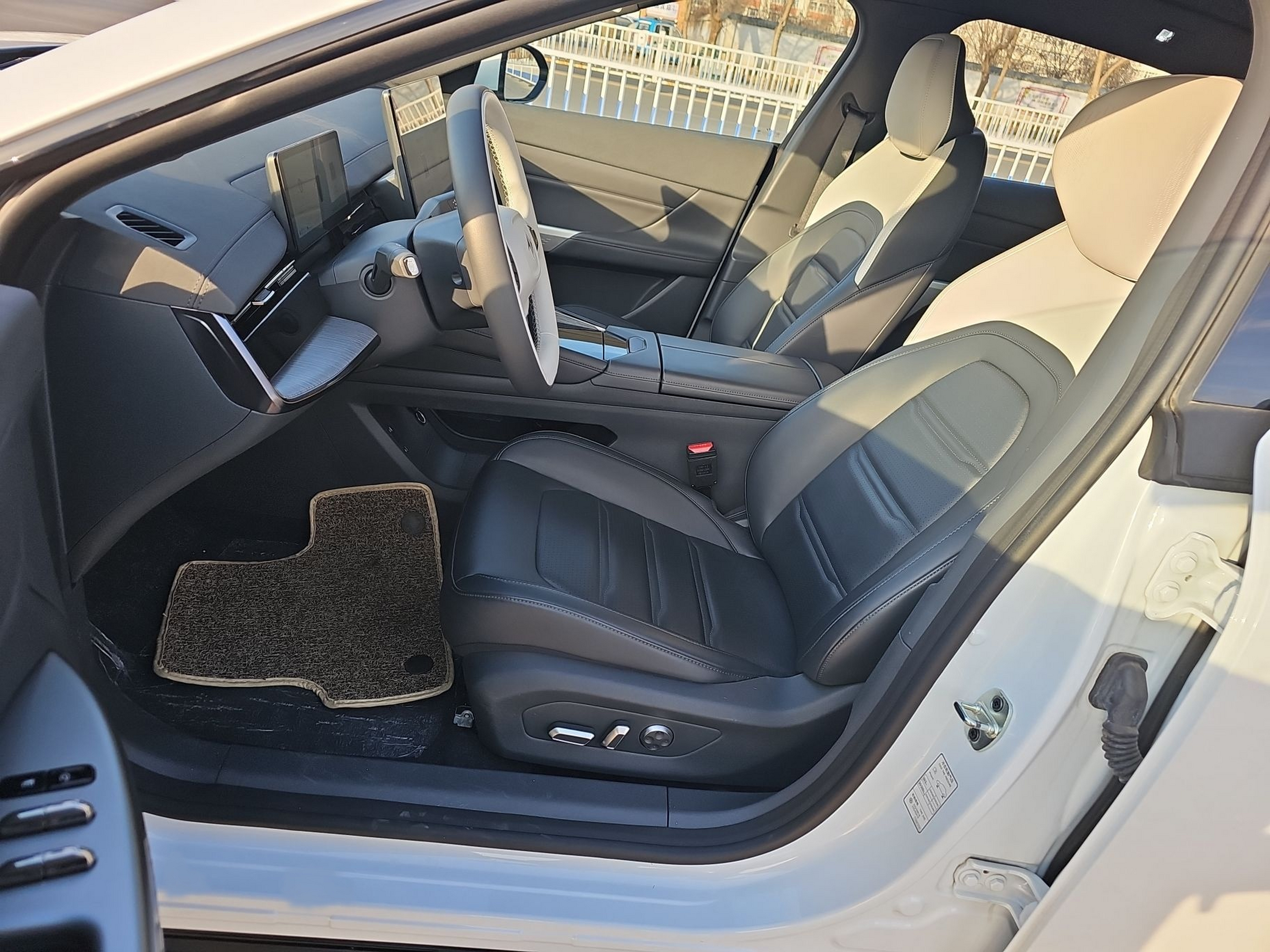 Переднее сиденье в автомобиле