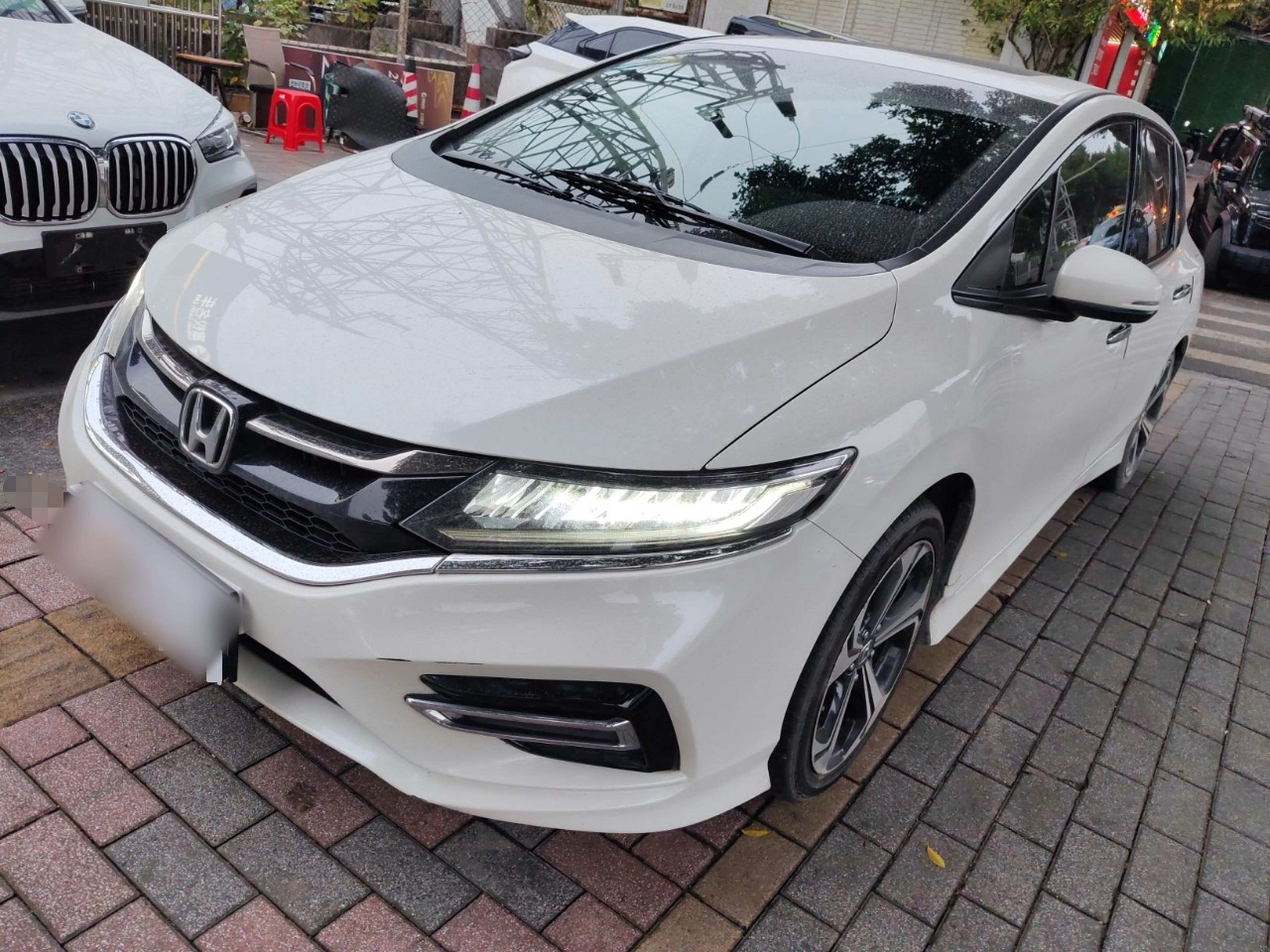 Под передней частью автомобиля