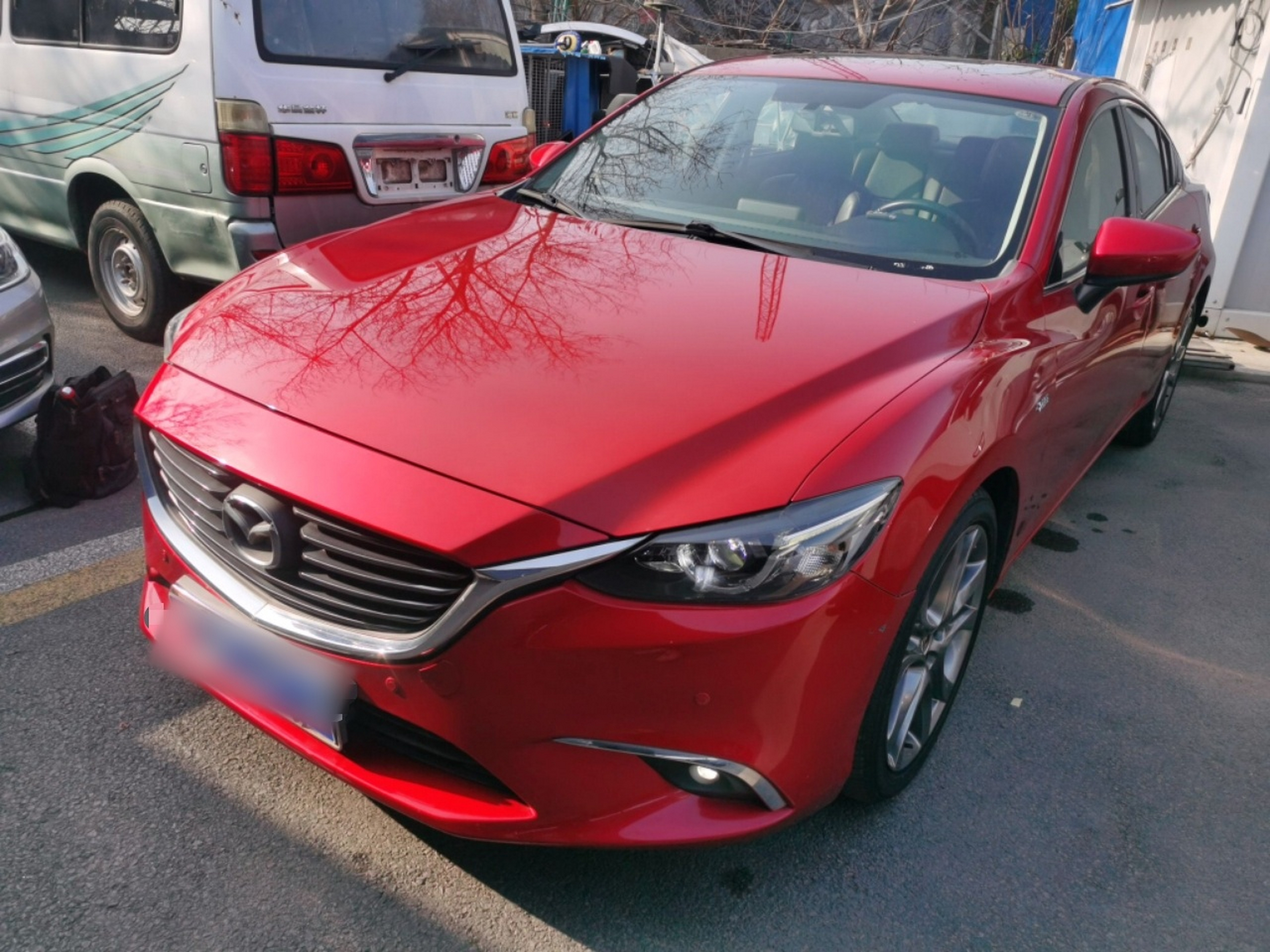 Под передней частью автомобиля