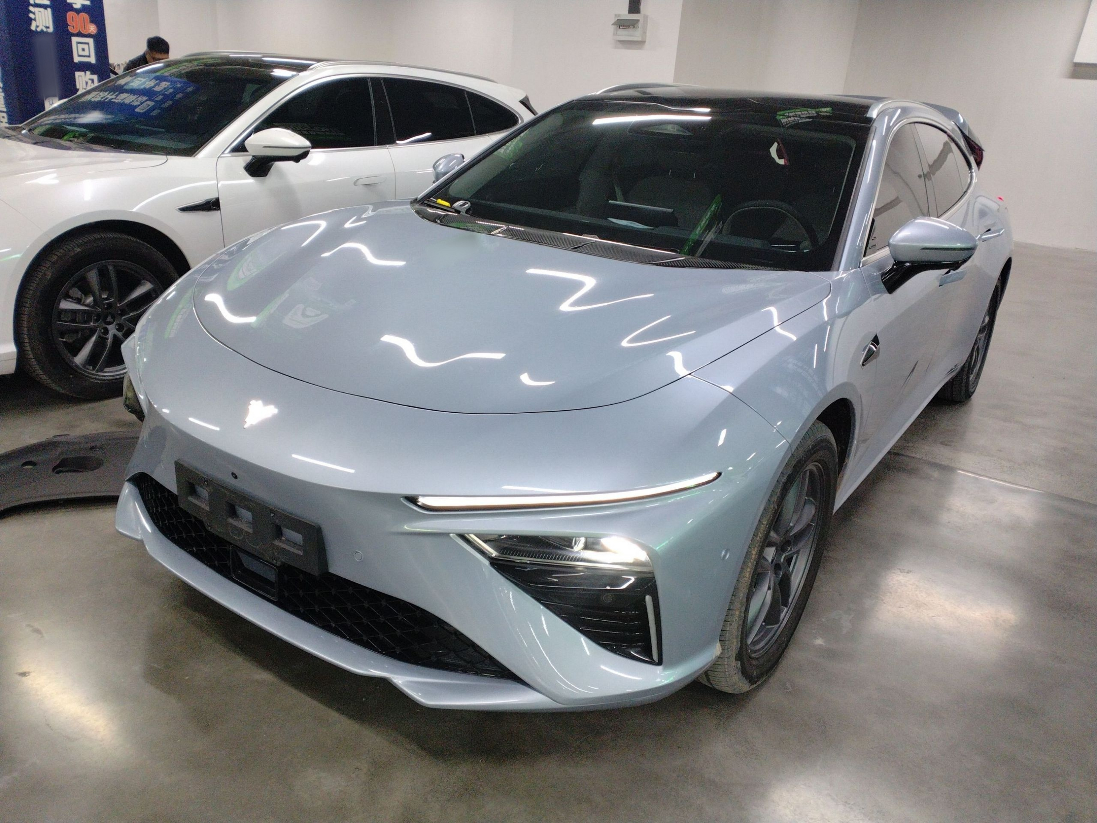 Под передней частью автомобиля