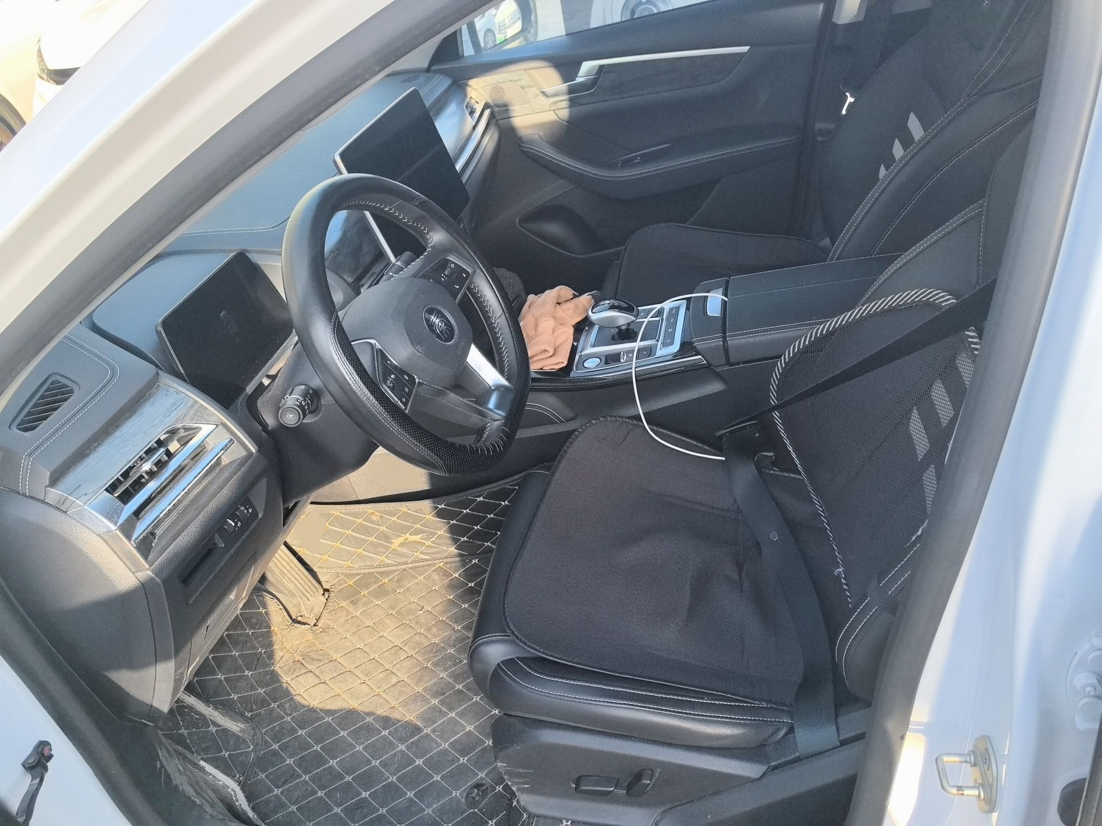 Переднее сиденье в автомобиле