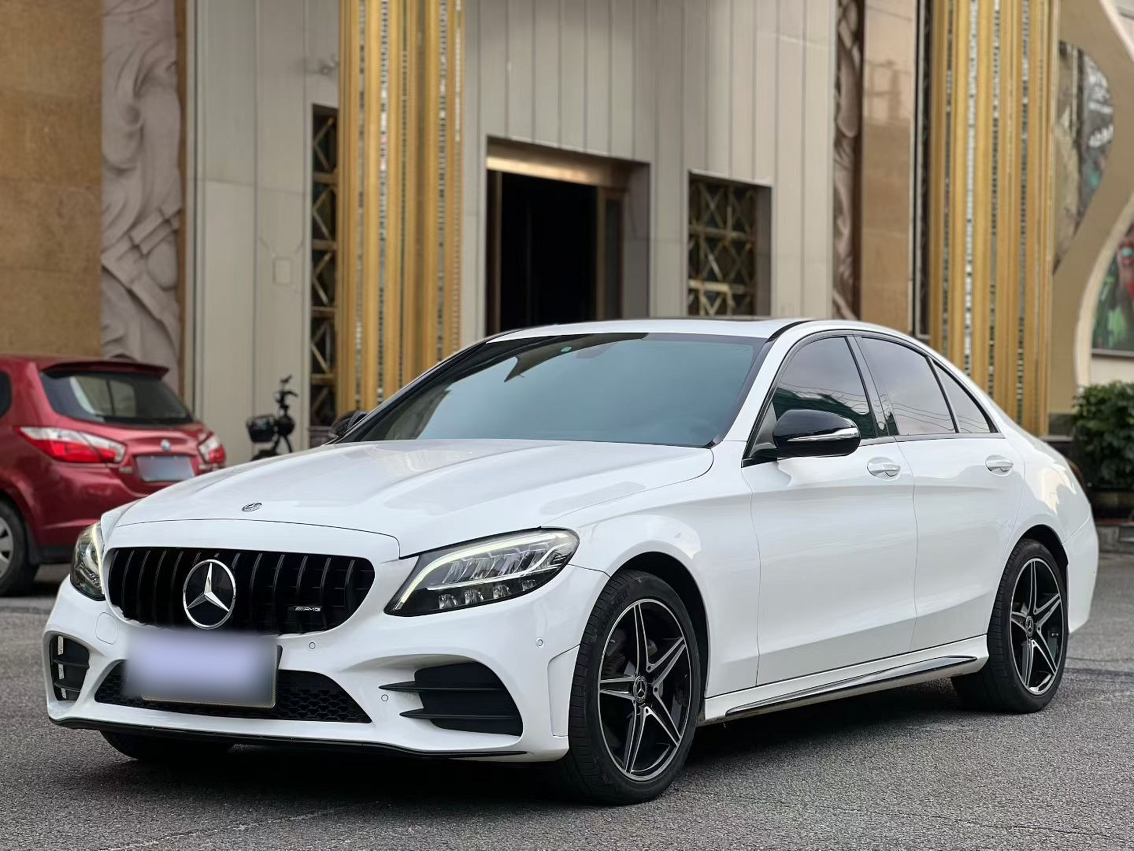 Под передней частью автомобиля