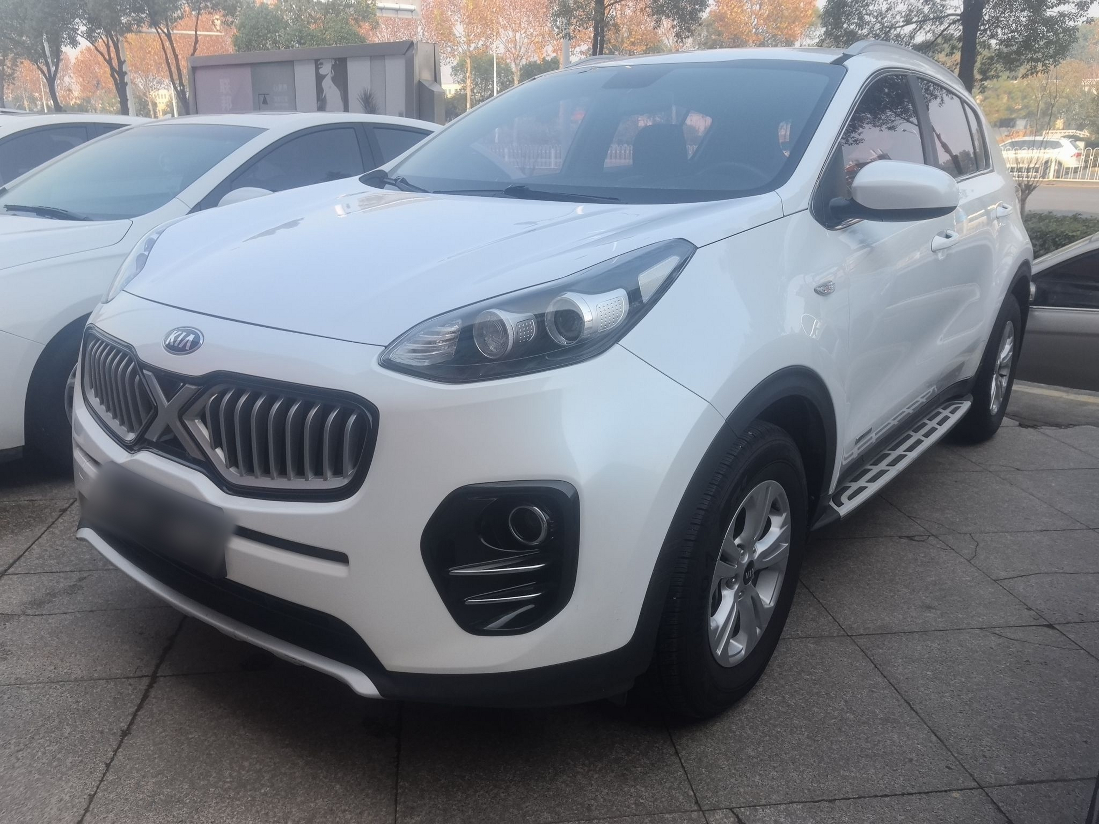 Под передней частью автомобиля