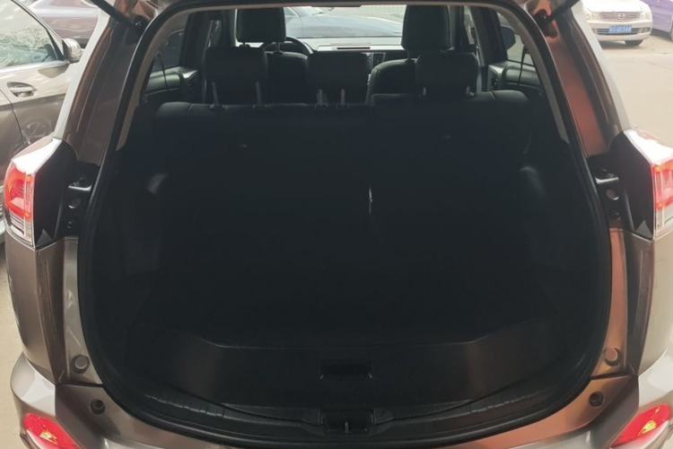 Used Toyota RAV4 2016 2.0L CVT Two-Wheel Drive Fashion Edition China V Standard
