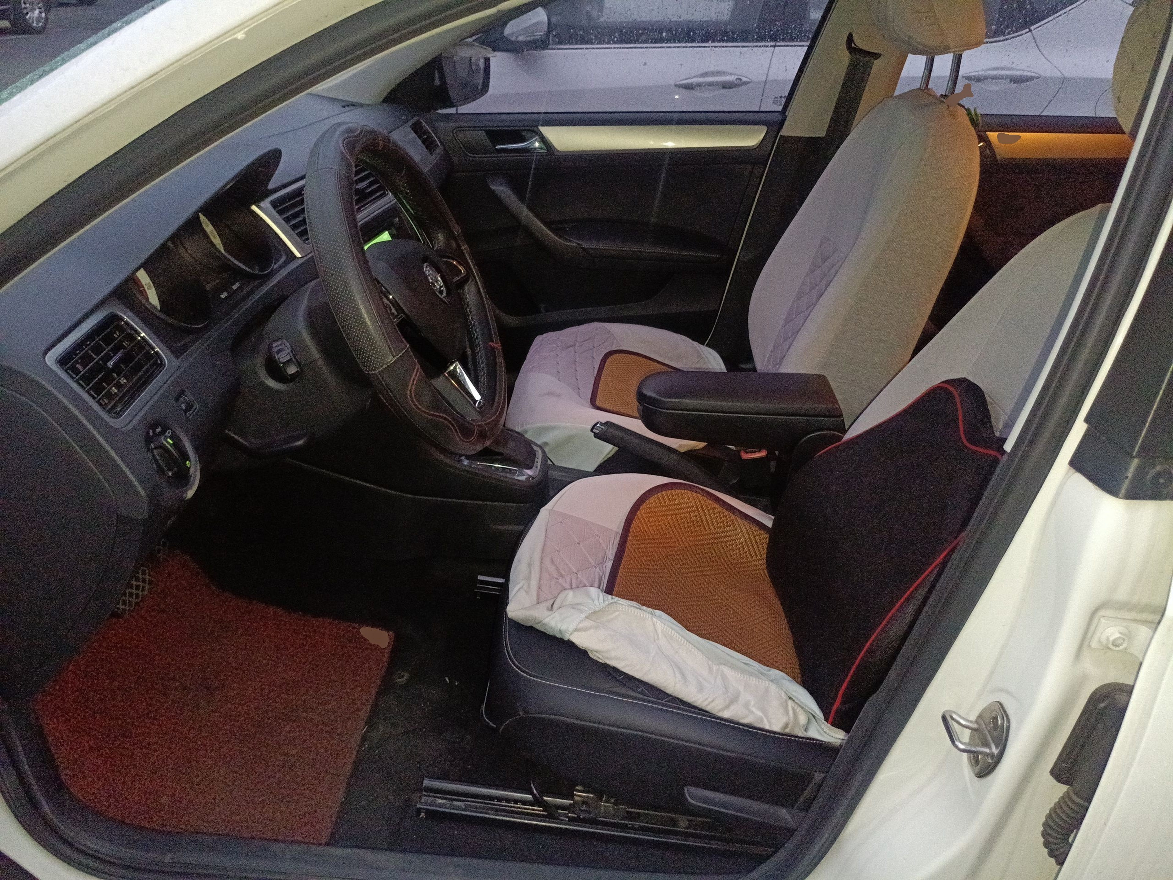 المقاعد الأمامية داخل السيارة