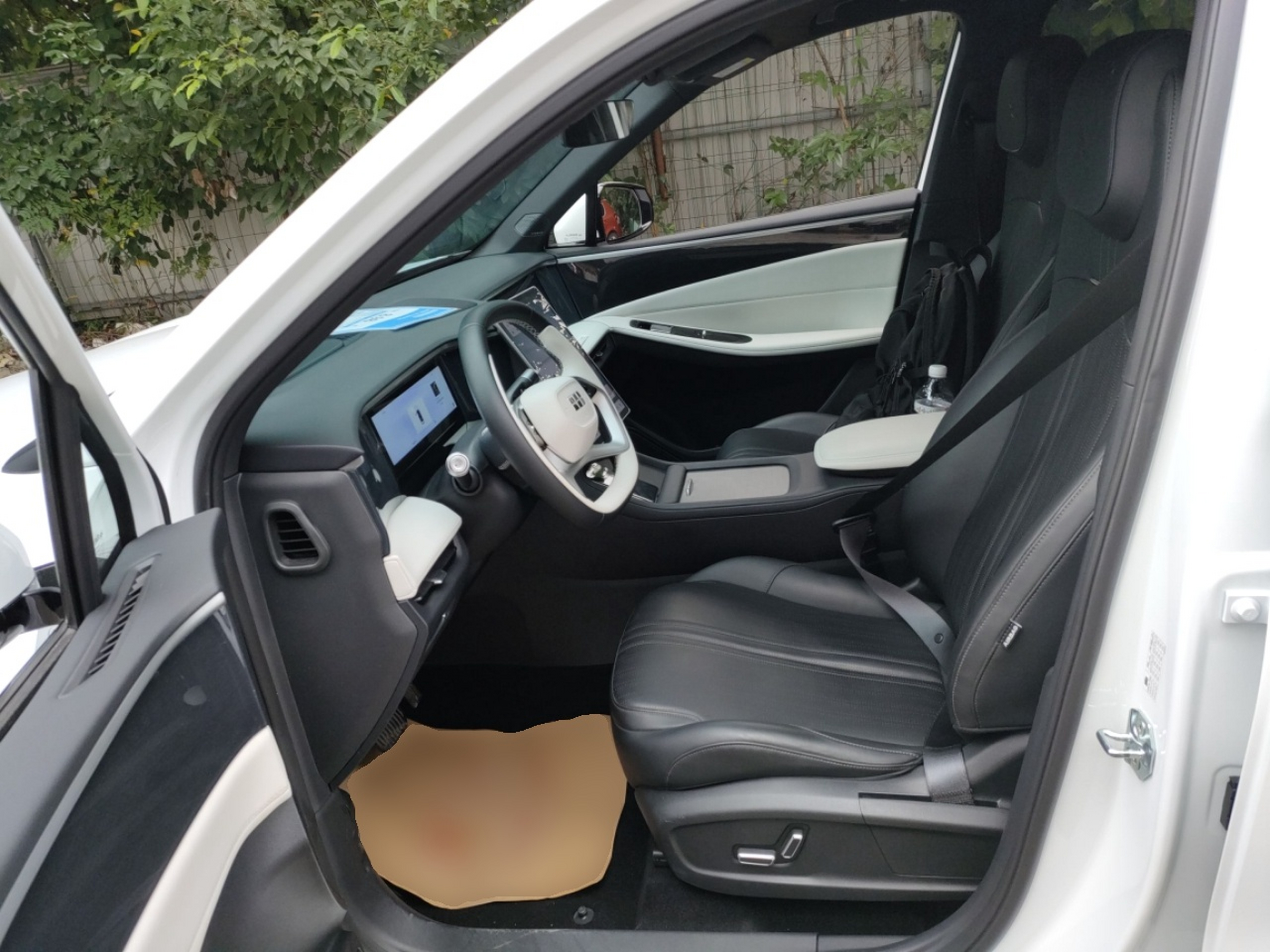 Переднее сиденье в автомобиле