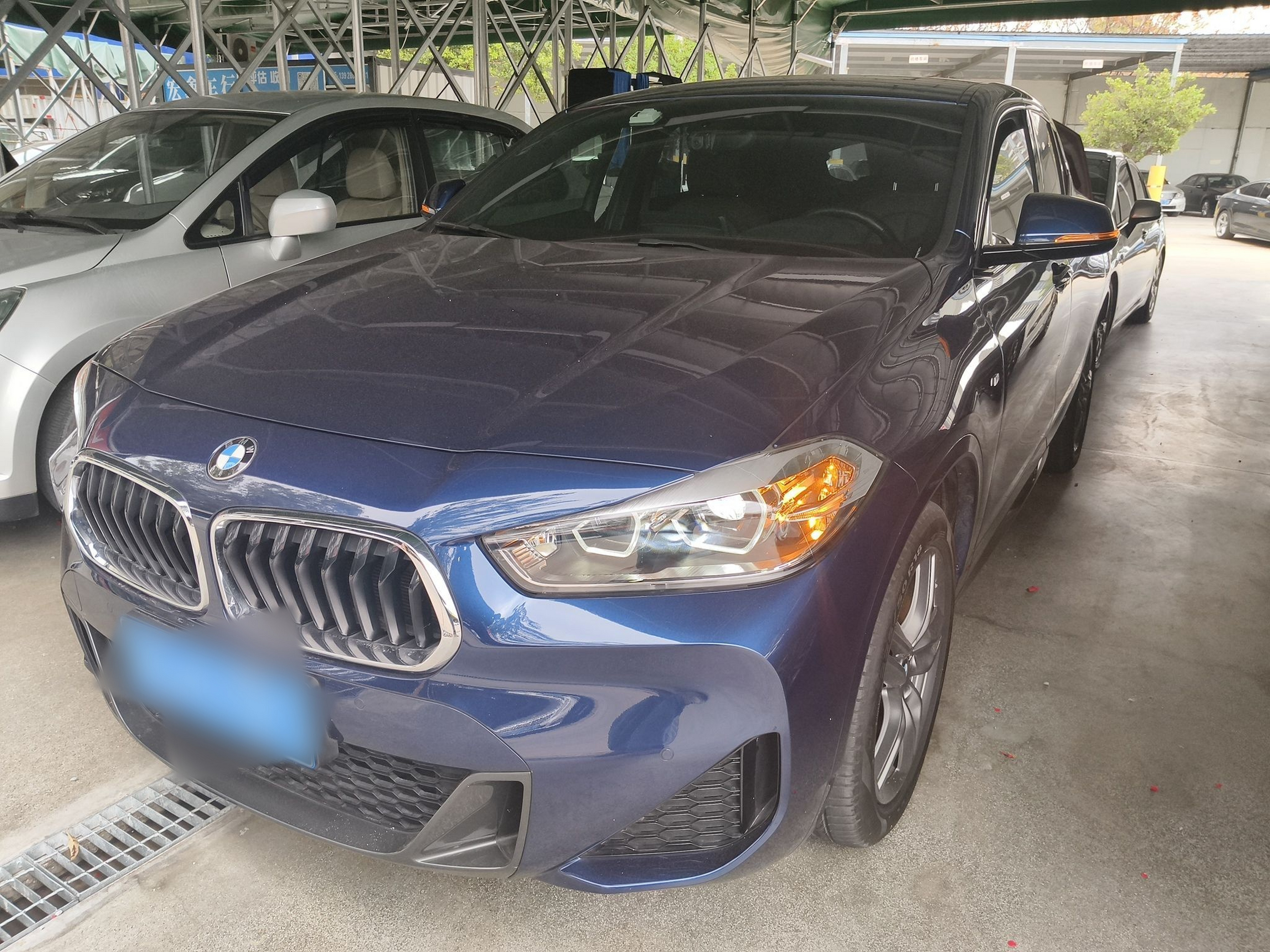 تحت مقدمة السيارة