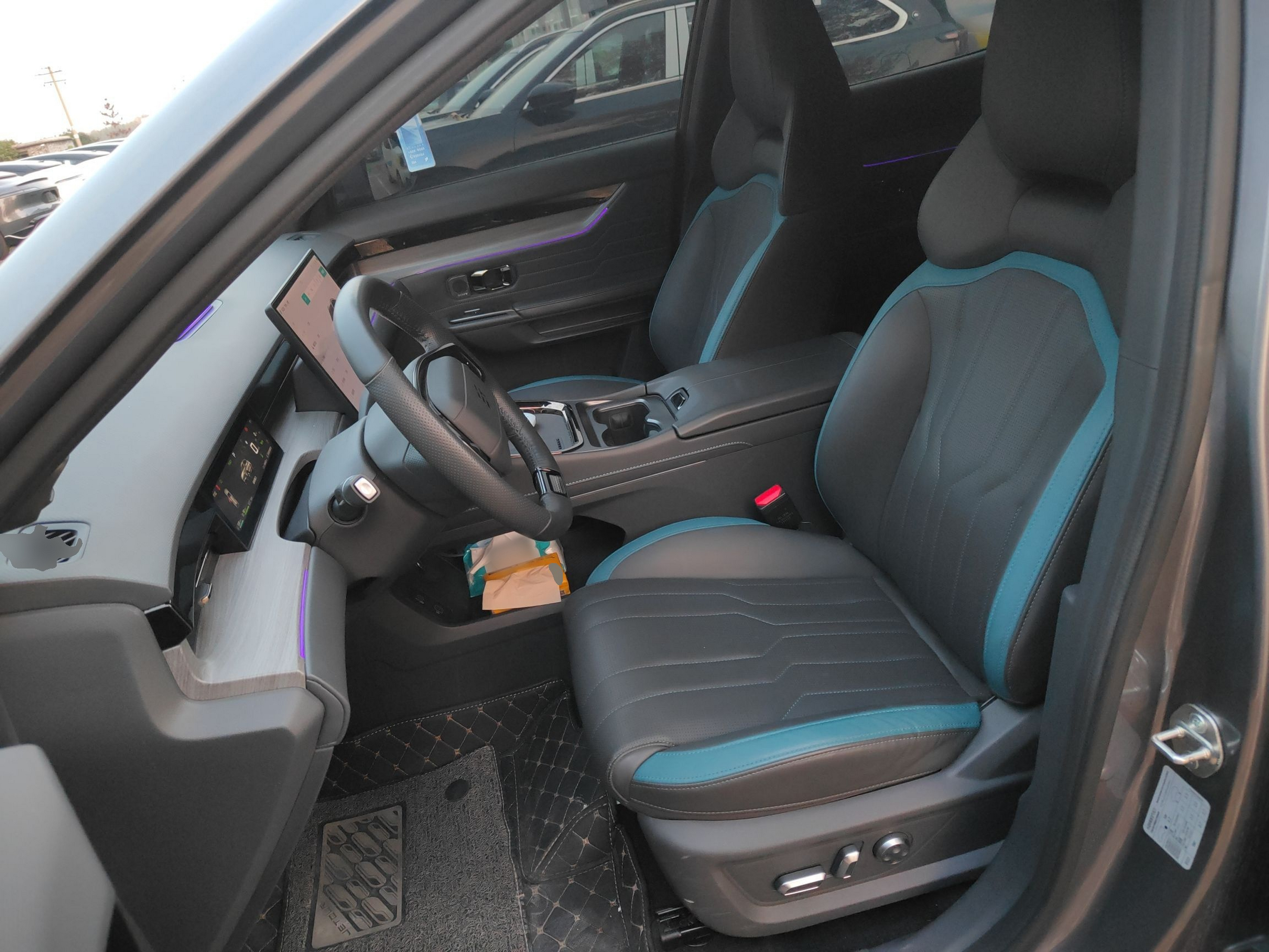 المقاعد الأمامية داخل السيارة