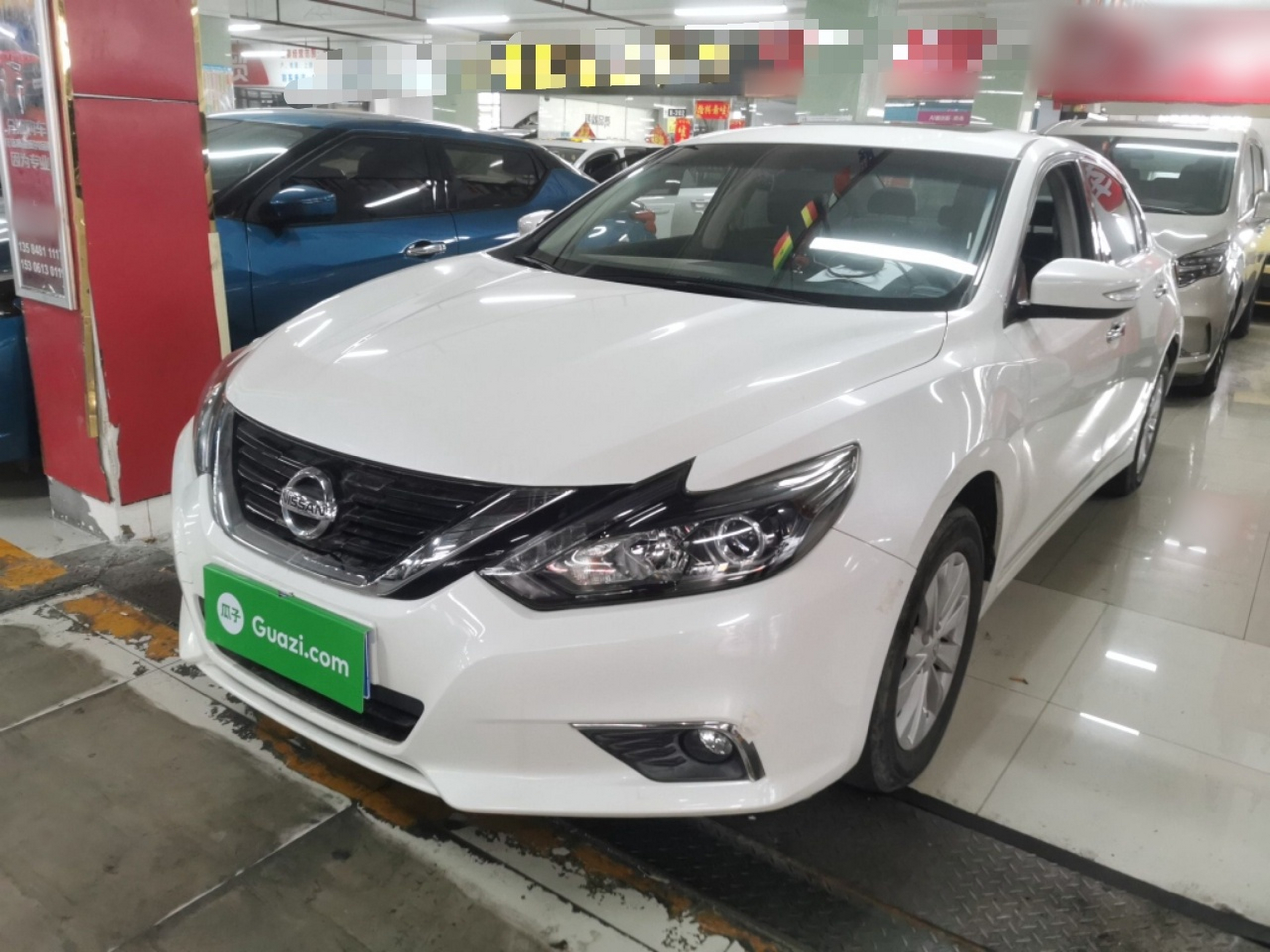 تحت مقدمة السيارة