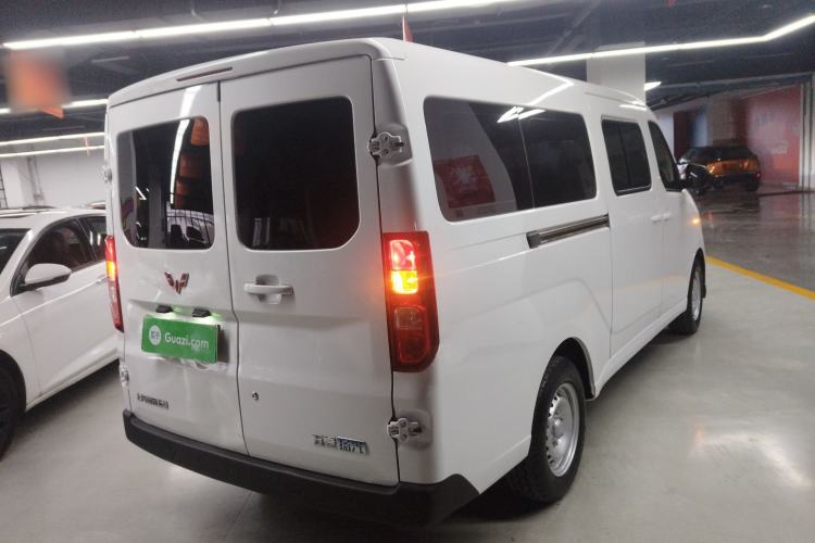 Used Wuling Yangguang 2024 300km Comfort-Grade Passenger Van 60kW
