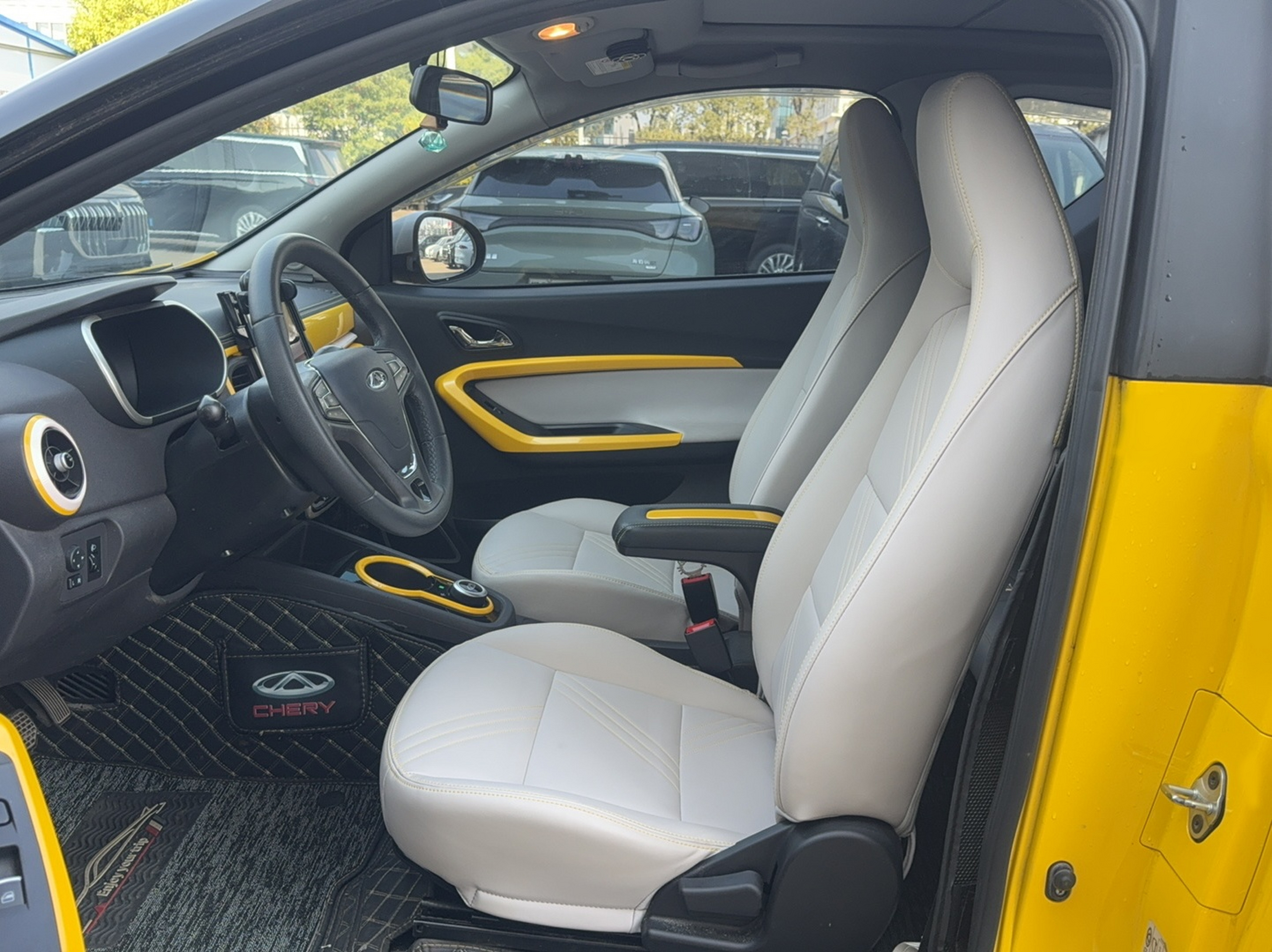 المقاعد الأمامية داخل السيارة