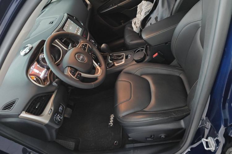 Used  Cherokee 2017 2.4L Leading Smart Edition
