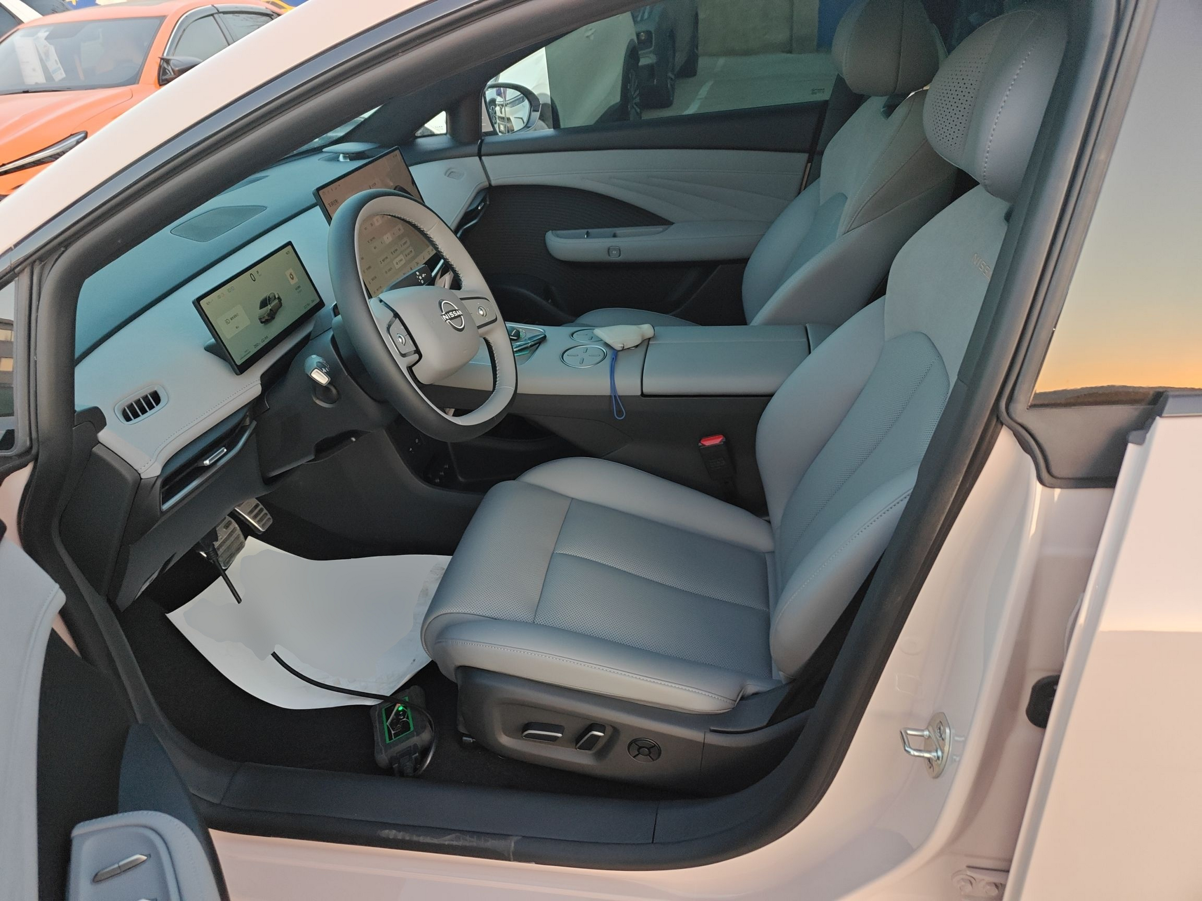 المقاعد الأمامية داخل السيارة