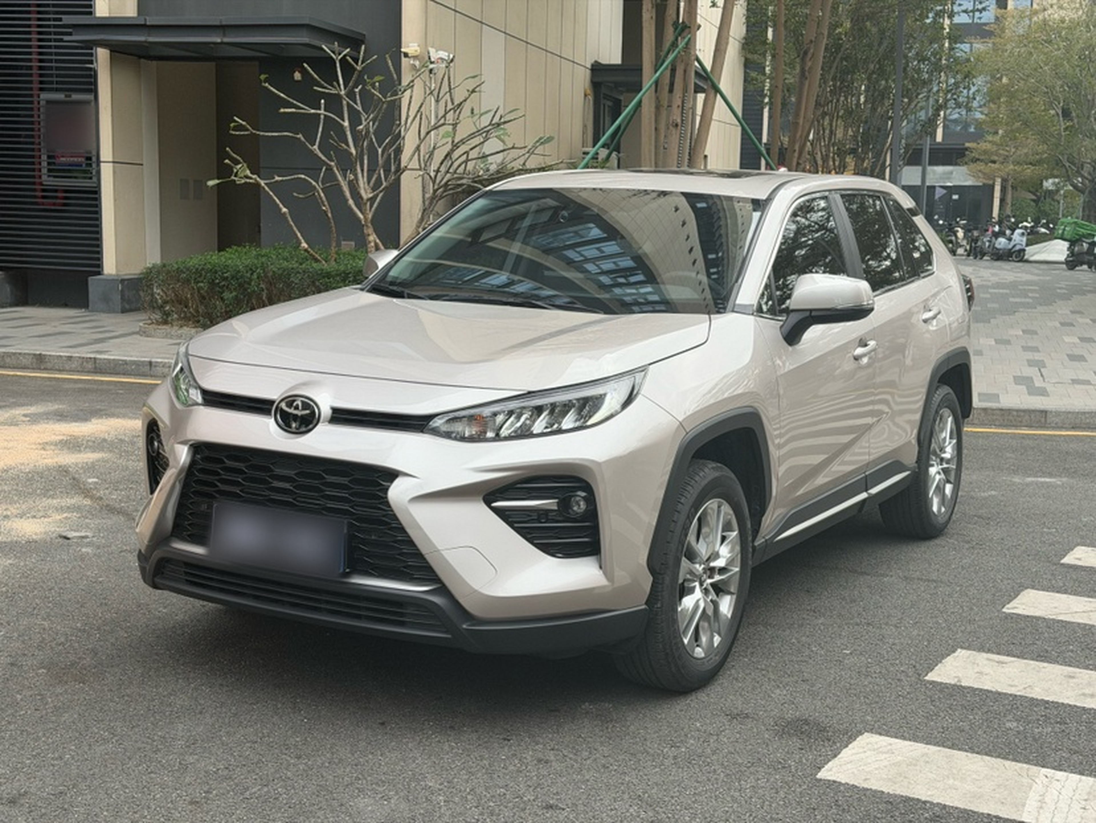 Под передней частью автомобиля