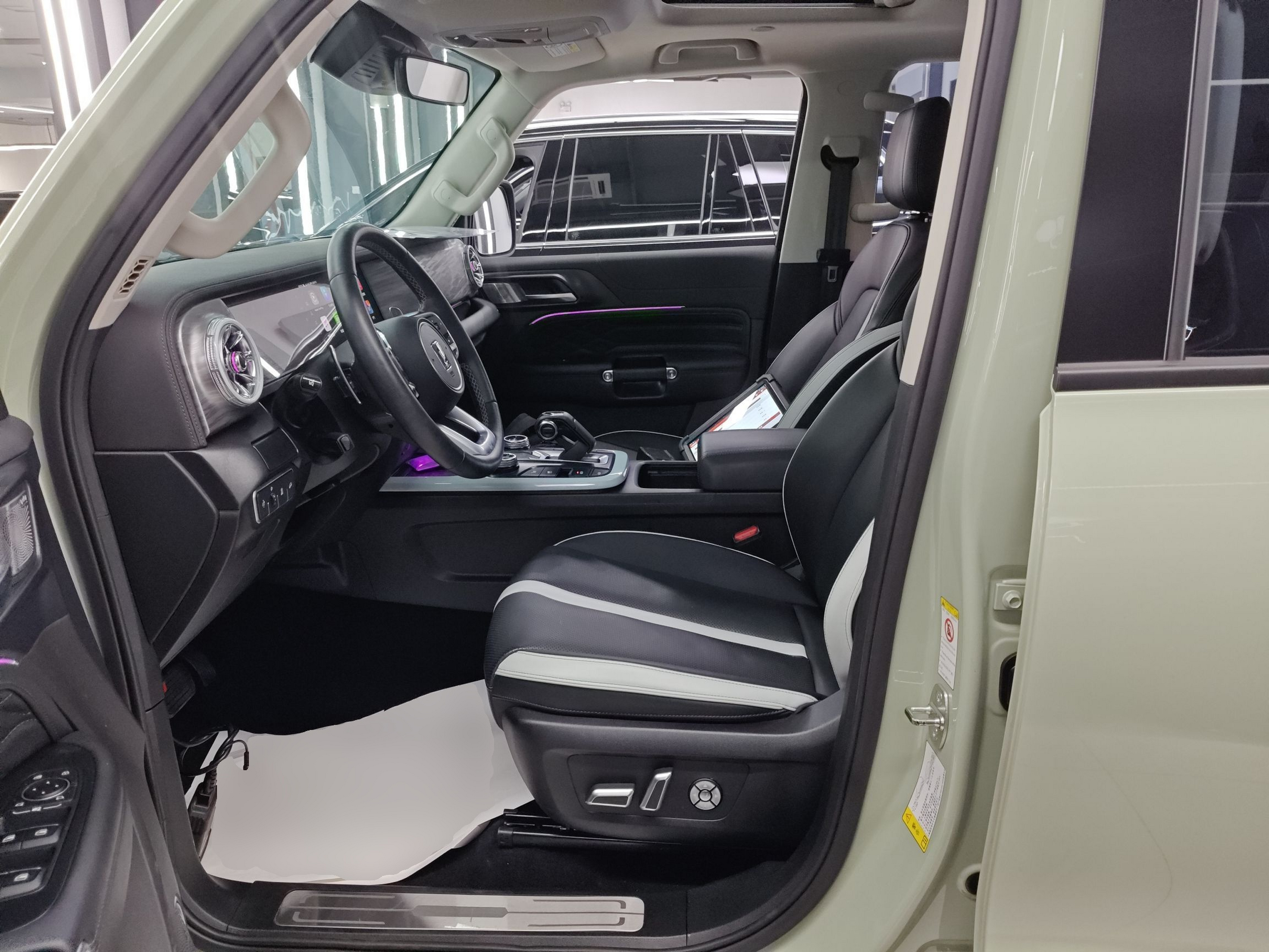 المقاعد الأمامية داخل السيارة