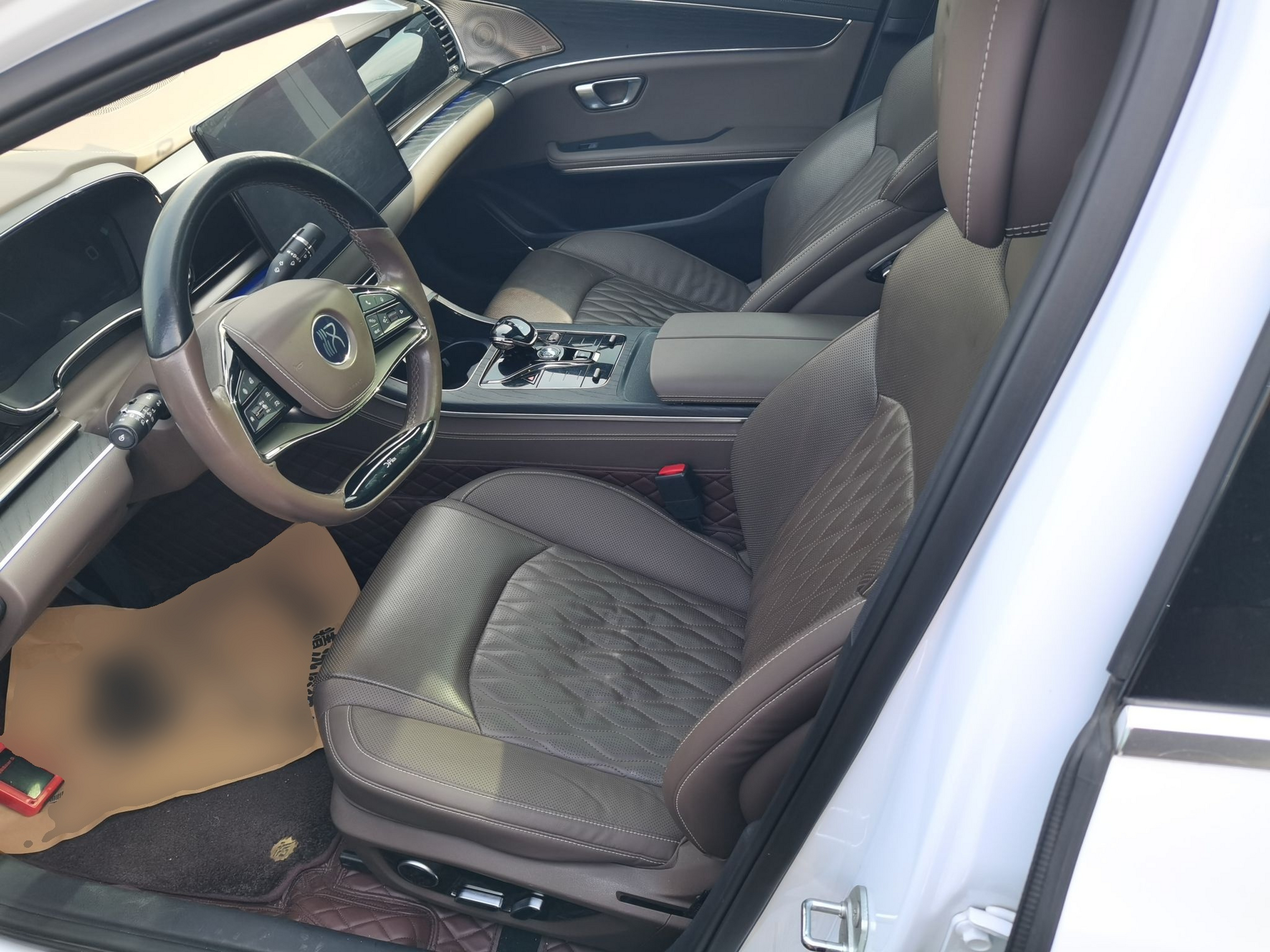 Переднее сиденье в автомобиле