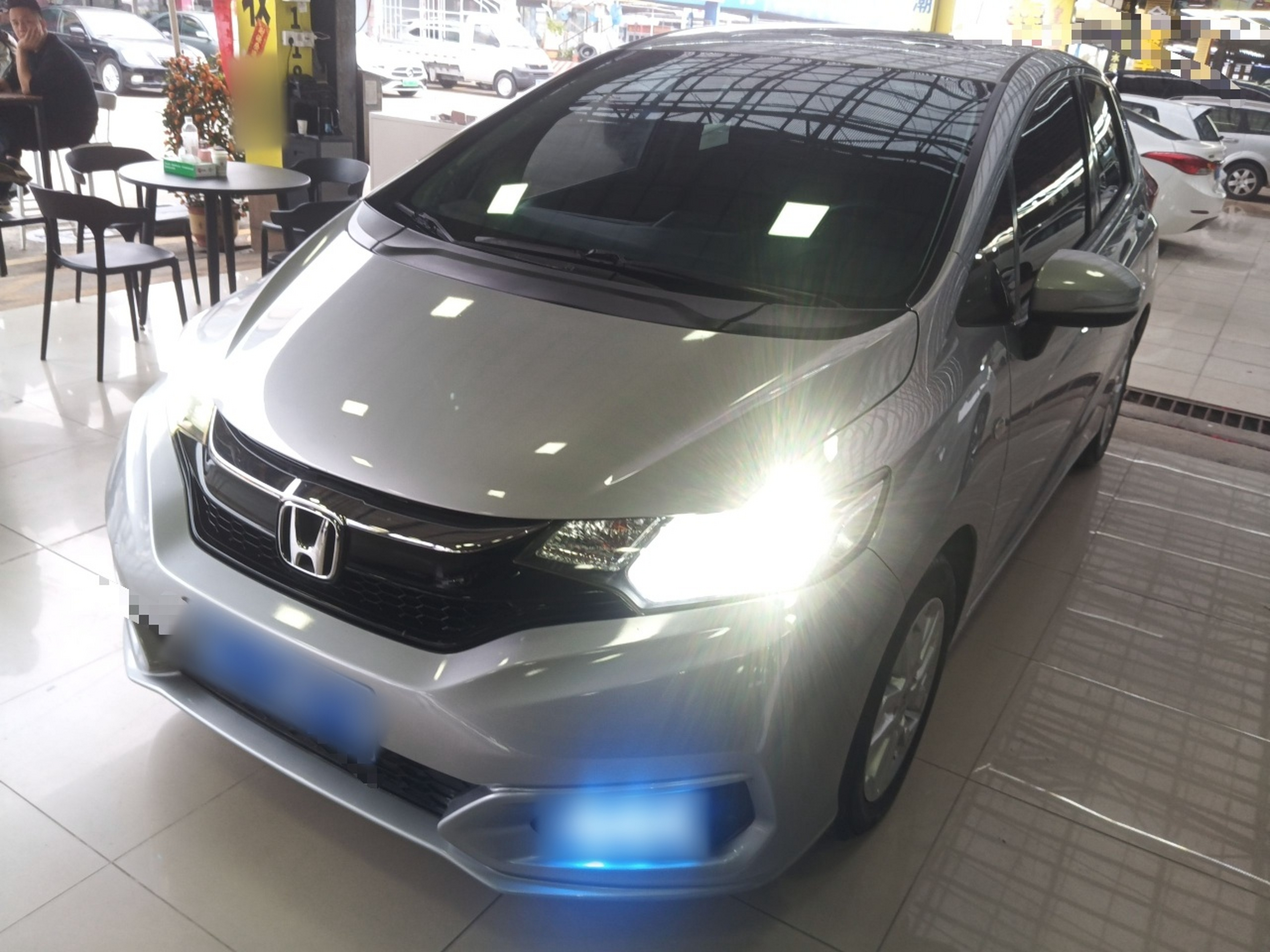 Под передней частью автомобиля