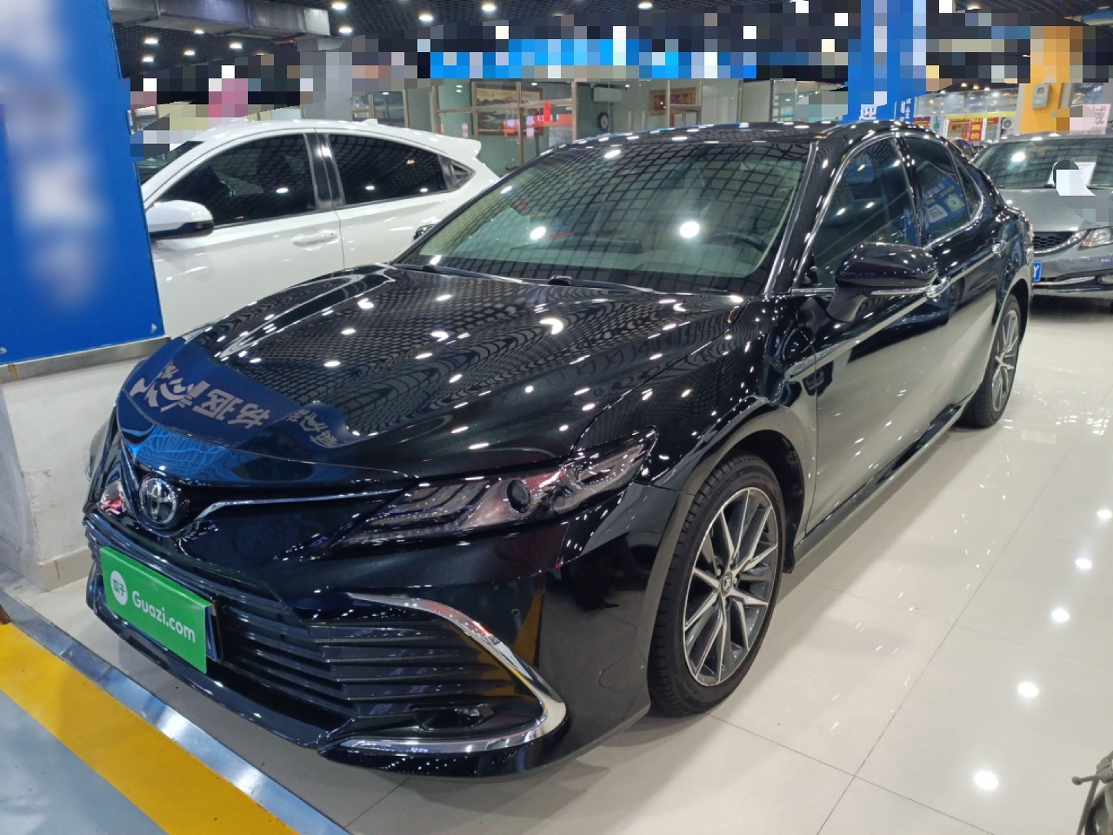 تحت مقدمة السيارة