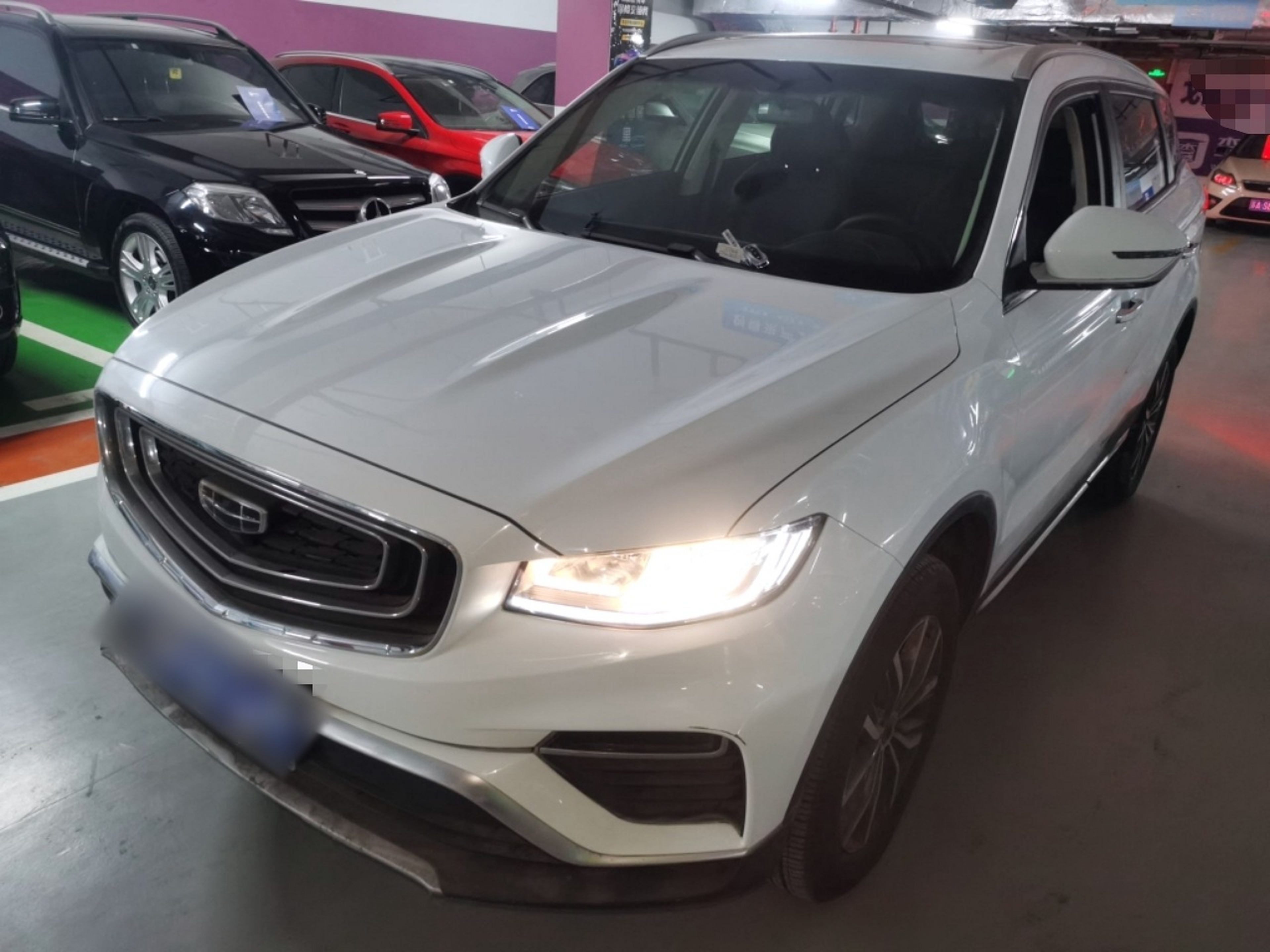 تحت مقدمة السيارة