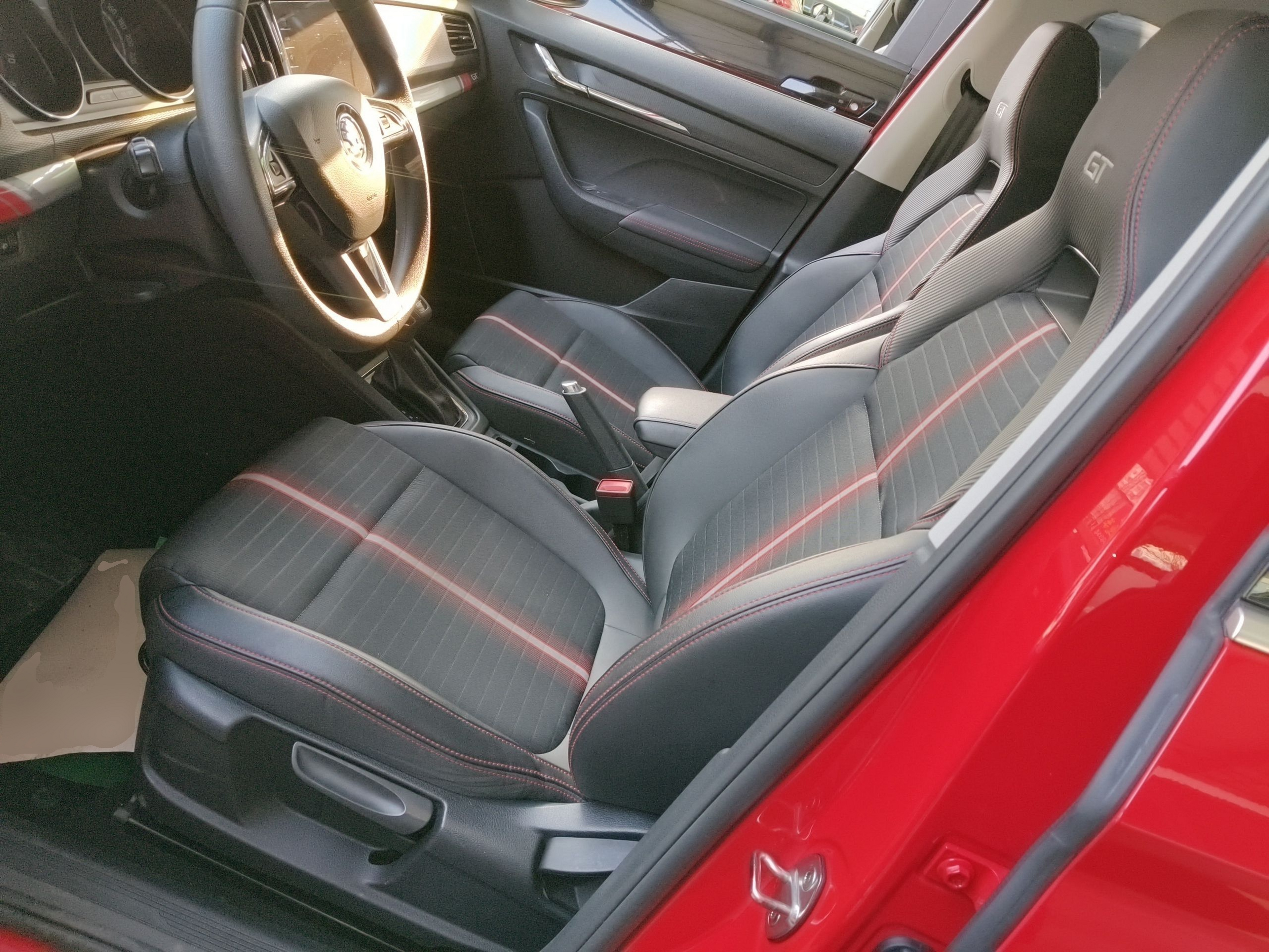 المقاعد الأمامية داخل السيارة