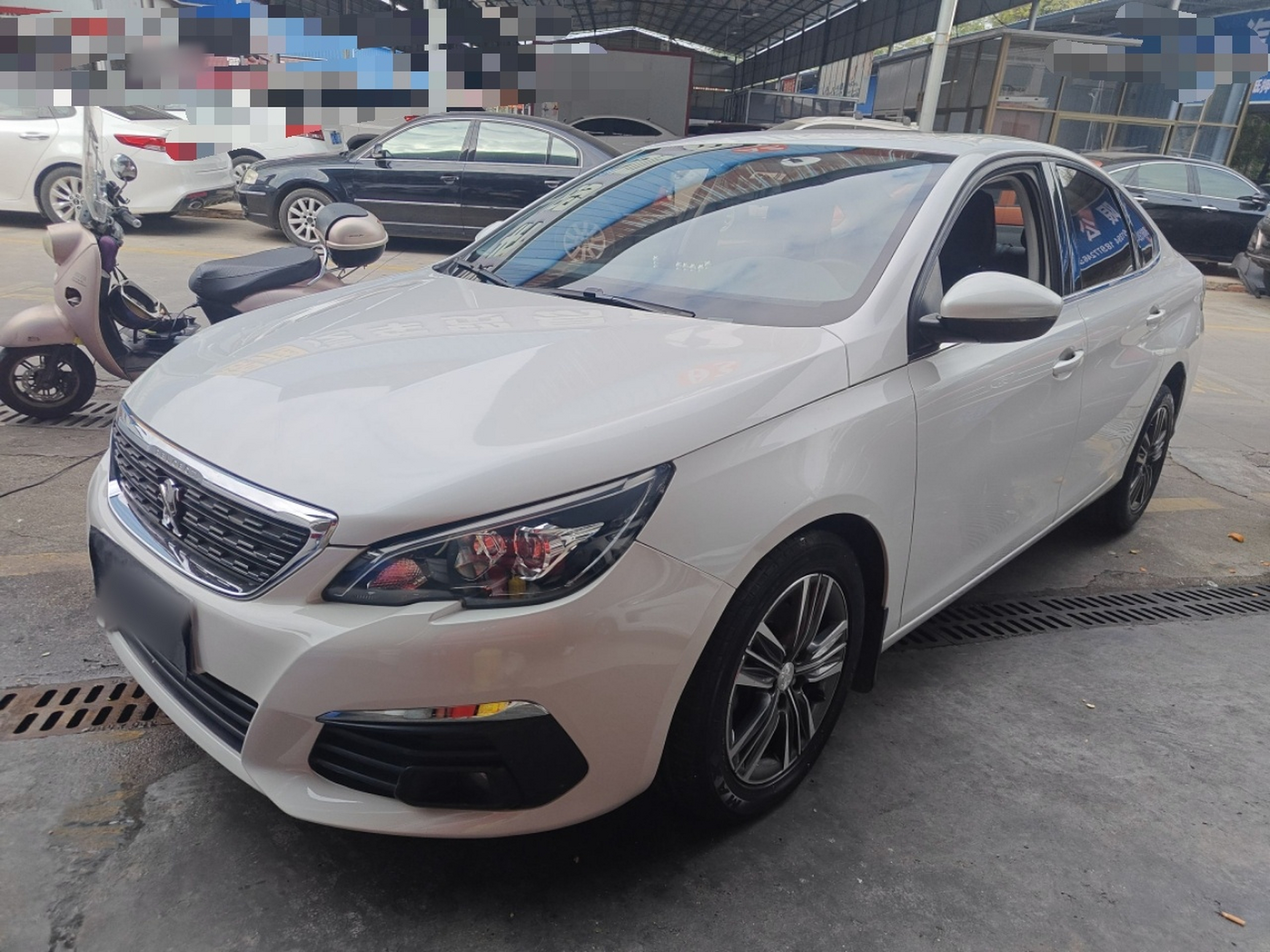 تحت مقدمة السيارة