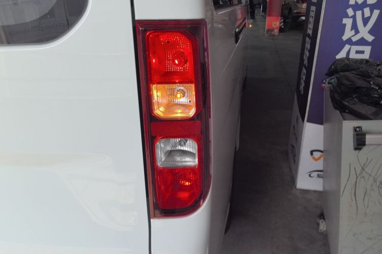 Used Wuling Yangguang 2024 300KM Comfort Version Passenger Van 75kW
